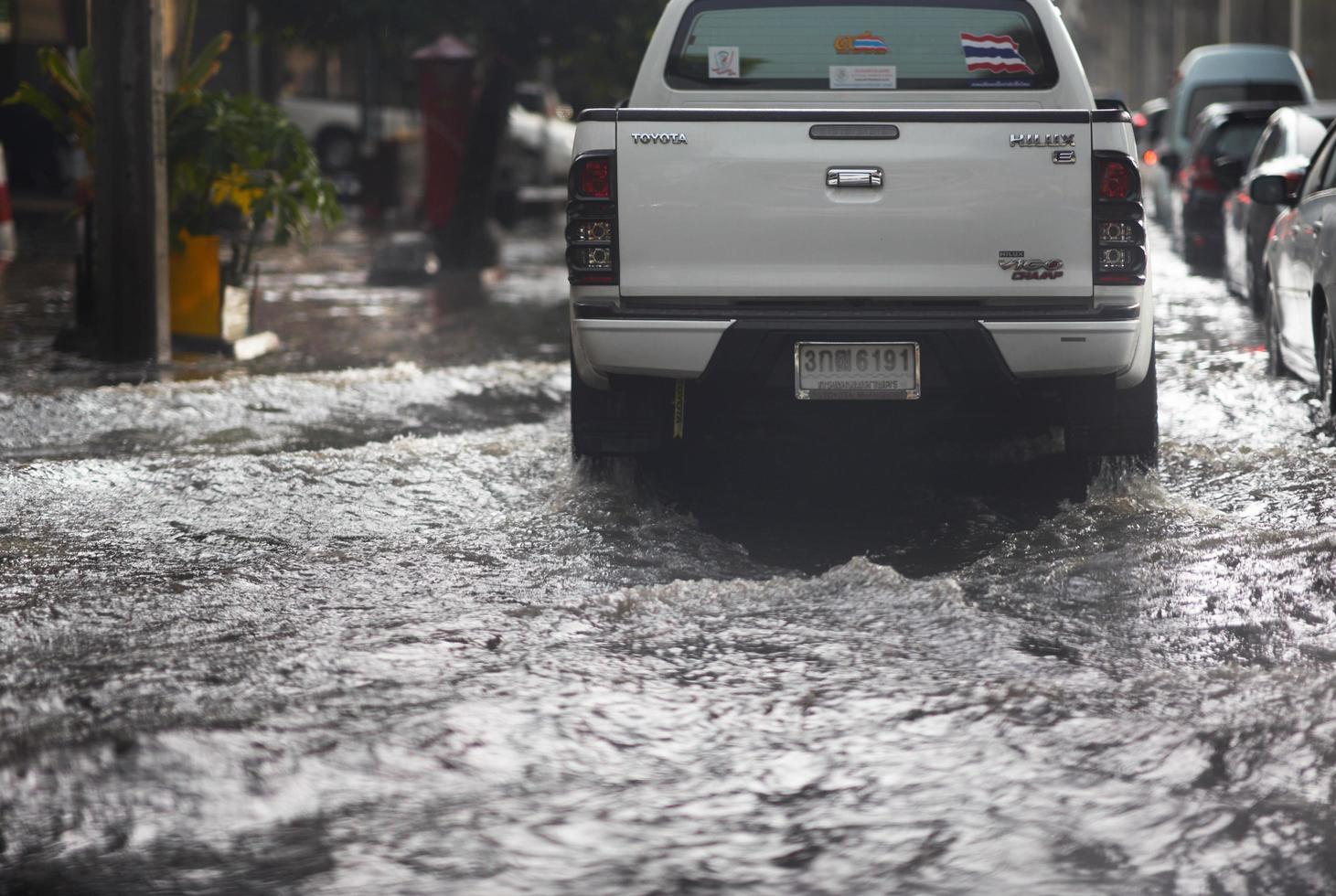 bangkok , thailand , 16 maj 2019 - översvämning på allmän väg och mimitruck i trafikvy foto