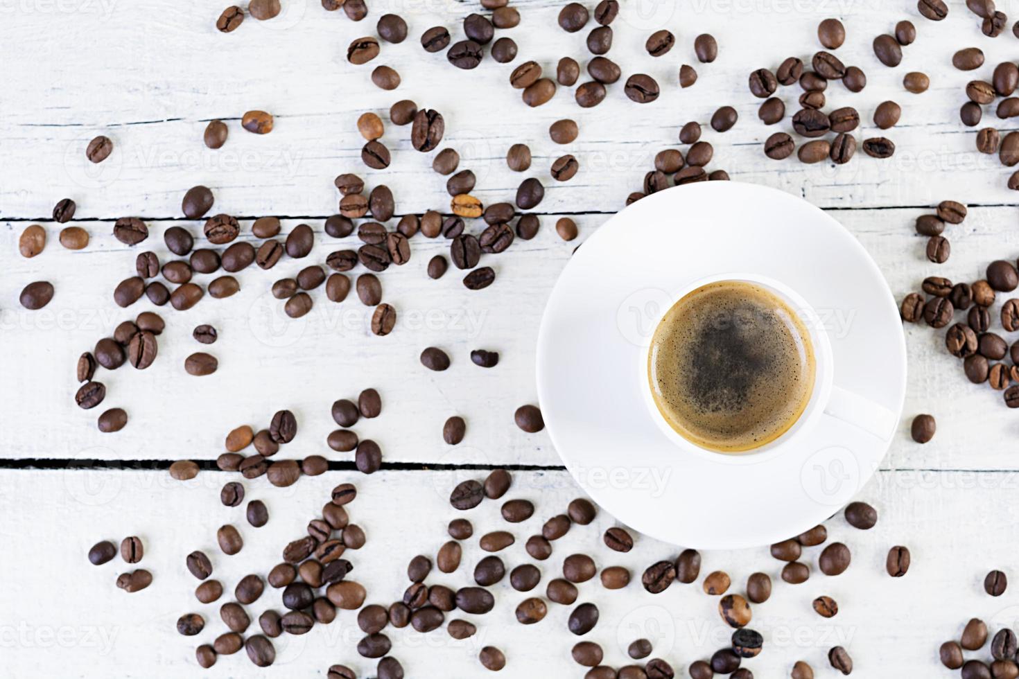 kopp kaffe espresso. varm dryck kaffe på vit bakgrund foto