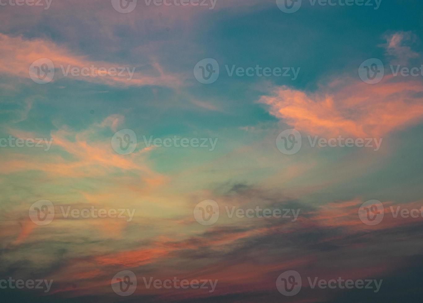 färgglad blå himmel bakgrund med orange moln, solnedgång i skymningen. natur abstrakt koncept. foto