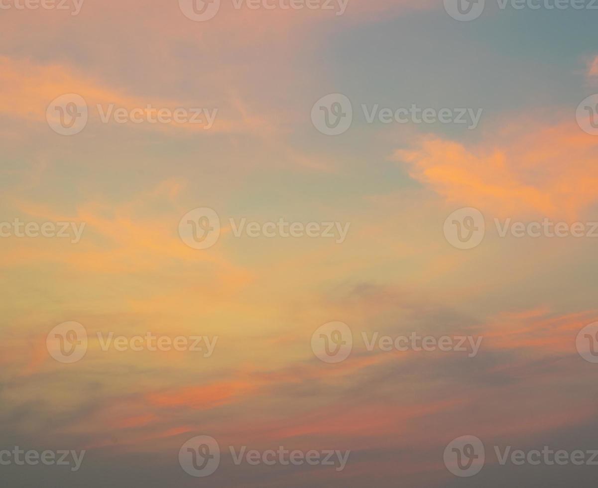 färgglad blå himmel bakgrund med orange moln, solnedgång i skymningen. natur abstrakt koncept. foto