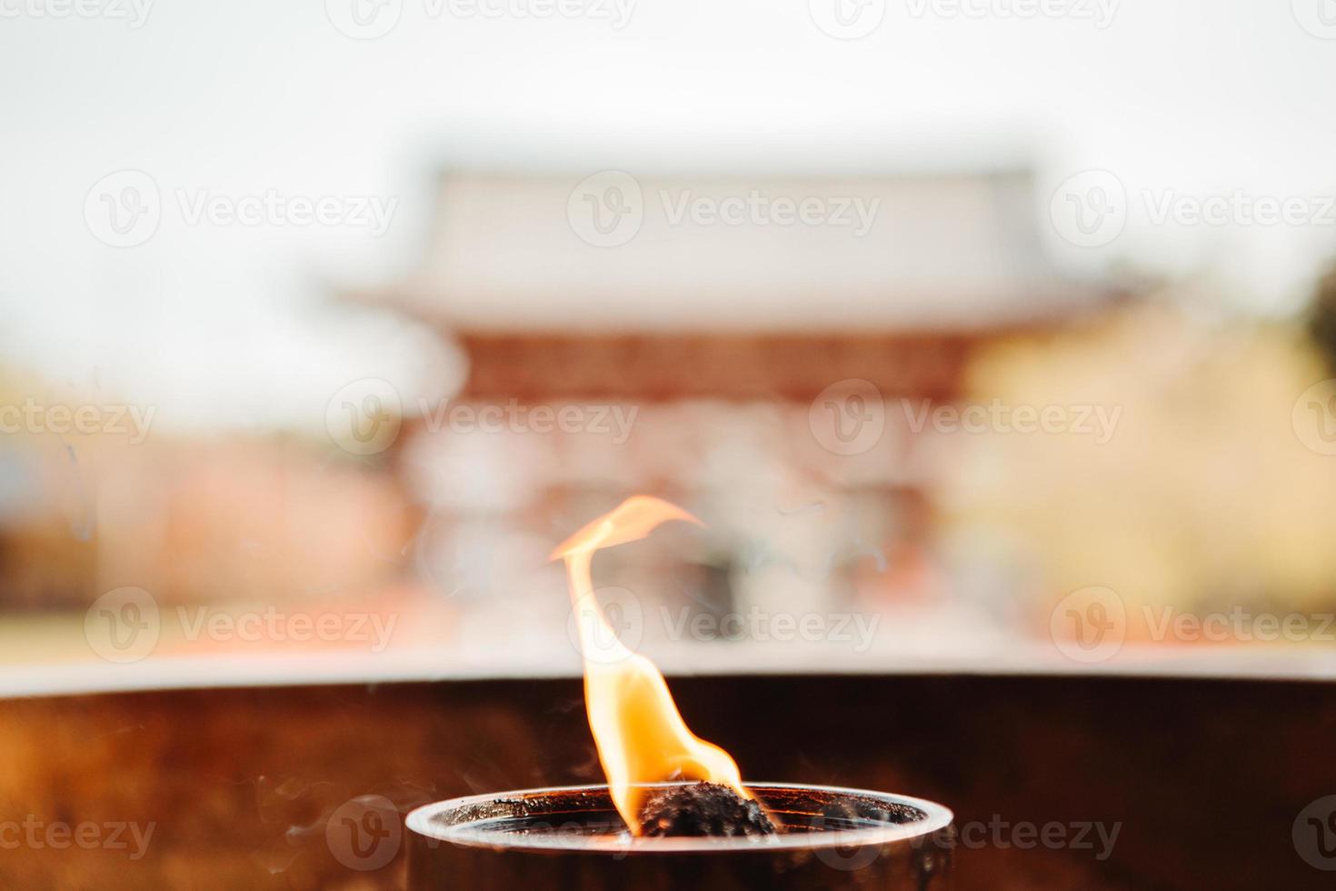 eld framför ett japanskt tempel foto