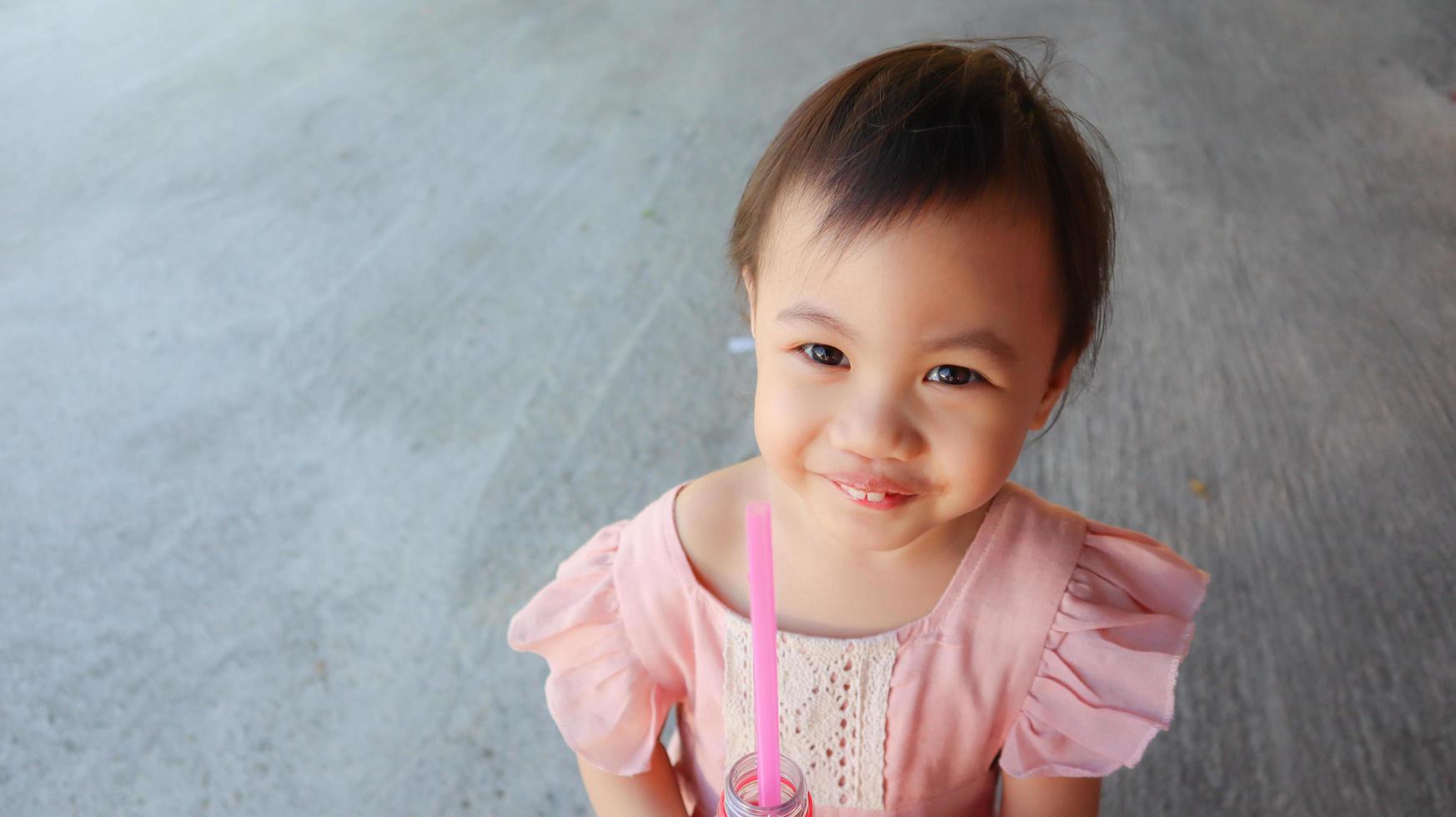 3 år gammal asiatisk liten flicka som ler glatt utomhus, thailand. foto