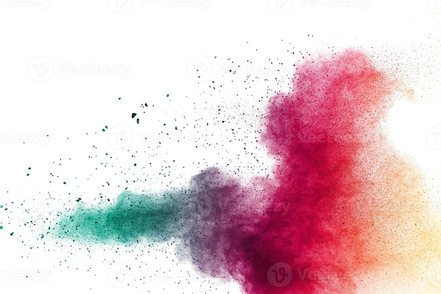 abstrakt multi färg pulver explosion på vit bakgrund. frysrörelse av dammpartiklar som stänker. målade holi i festival. foto