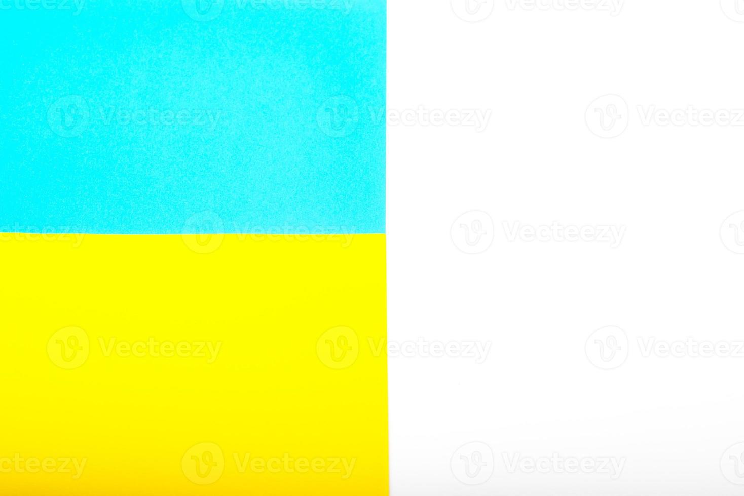 pappersgula och blå färger som Ukrainas symbolflaggor. bakgrund för protest mot krig, militär konflikt. foto