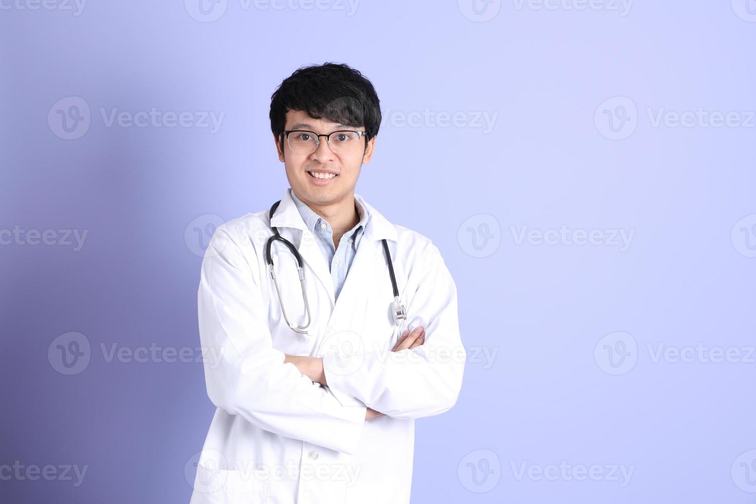ung asiatisk läkare foto