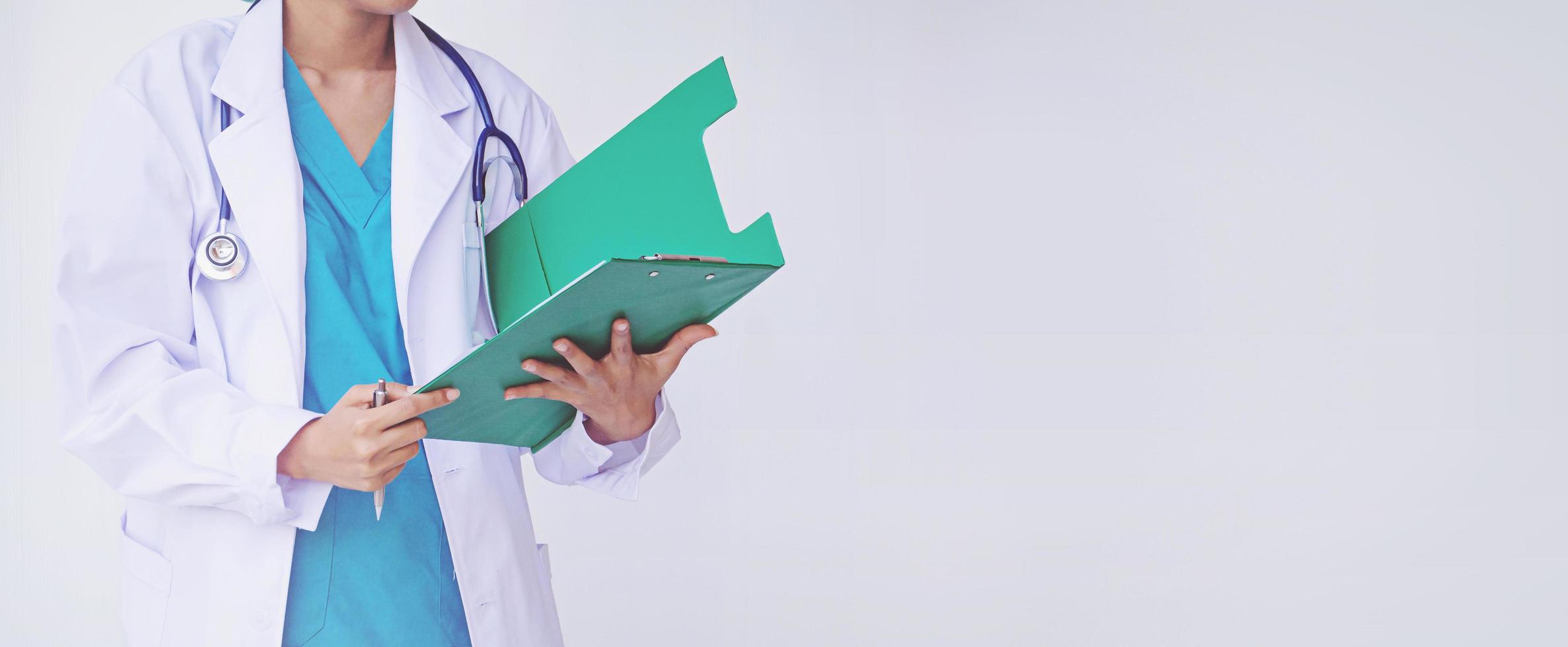 läkare som håller ett urklipp med recept foto