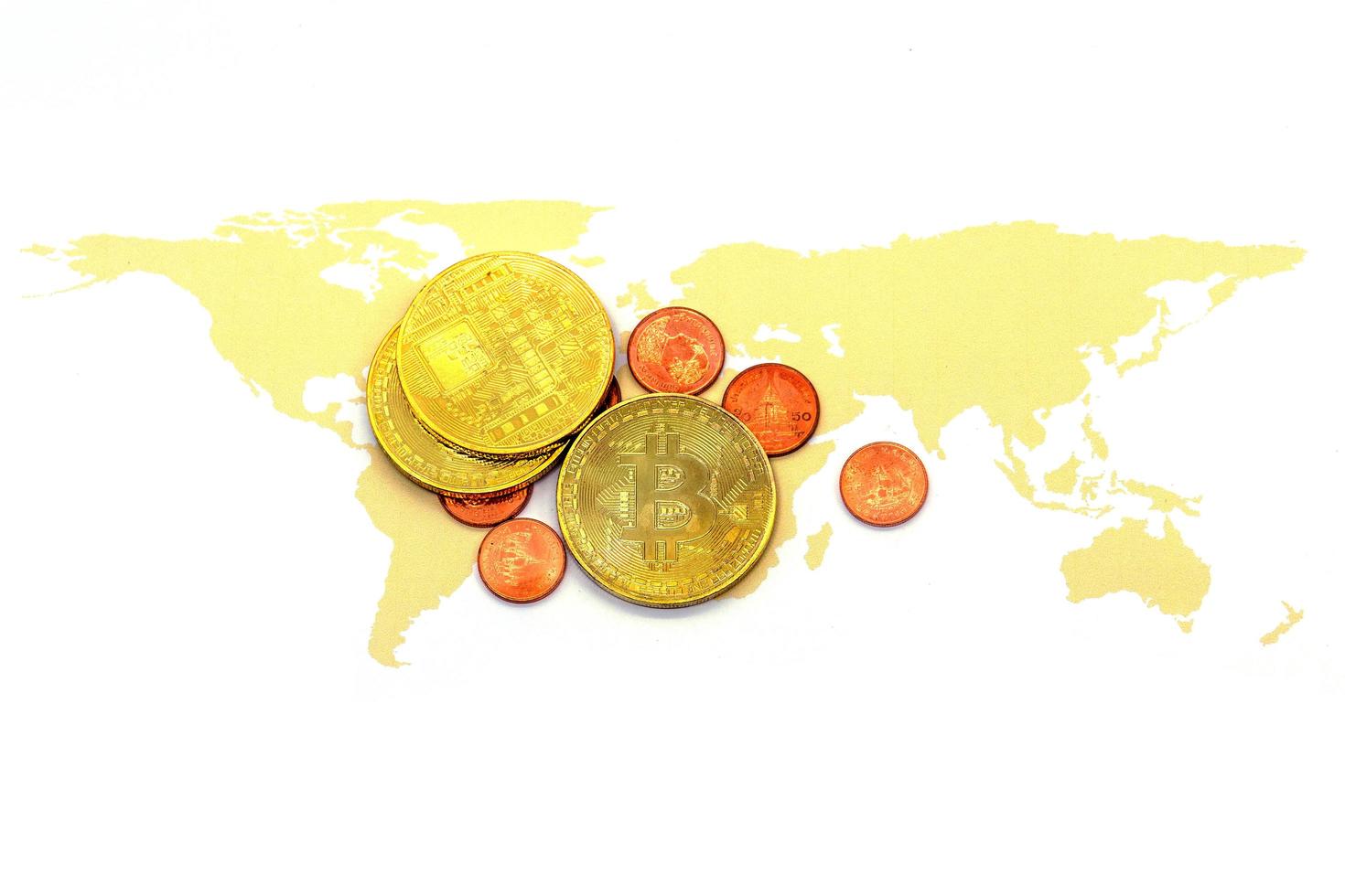 bitcoin på världskartan och på vit bakgrund. foto