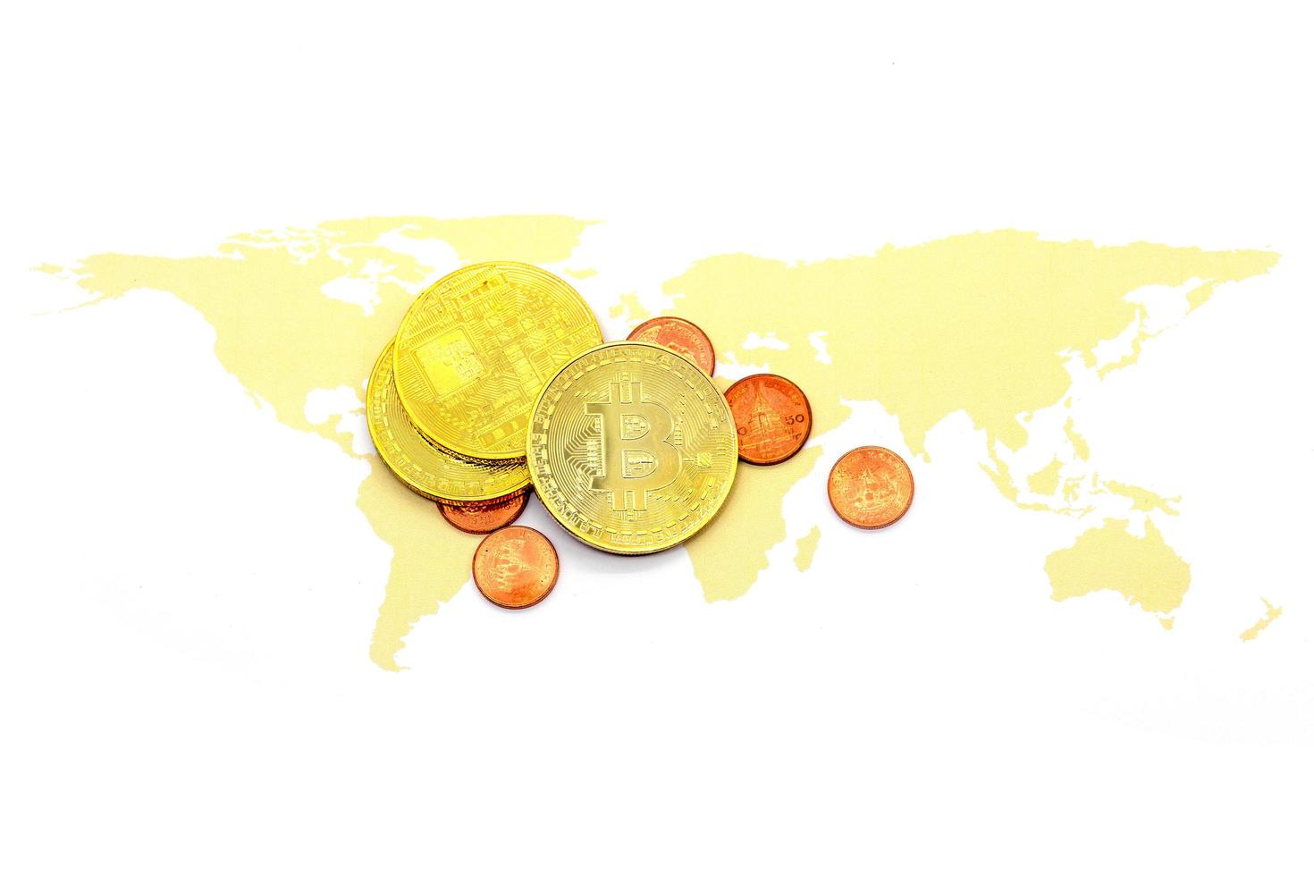 bitcoin på världskartan och på vit bakgrund. foto