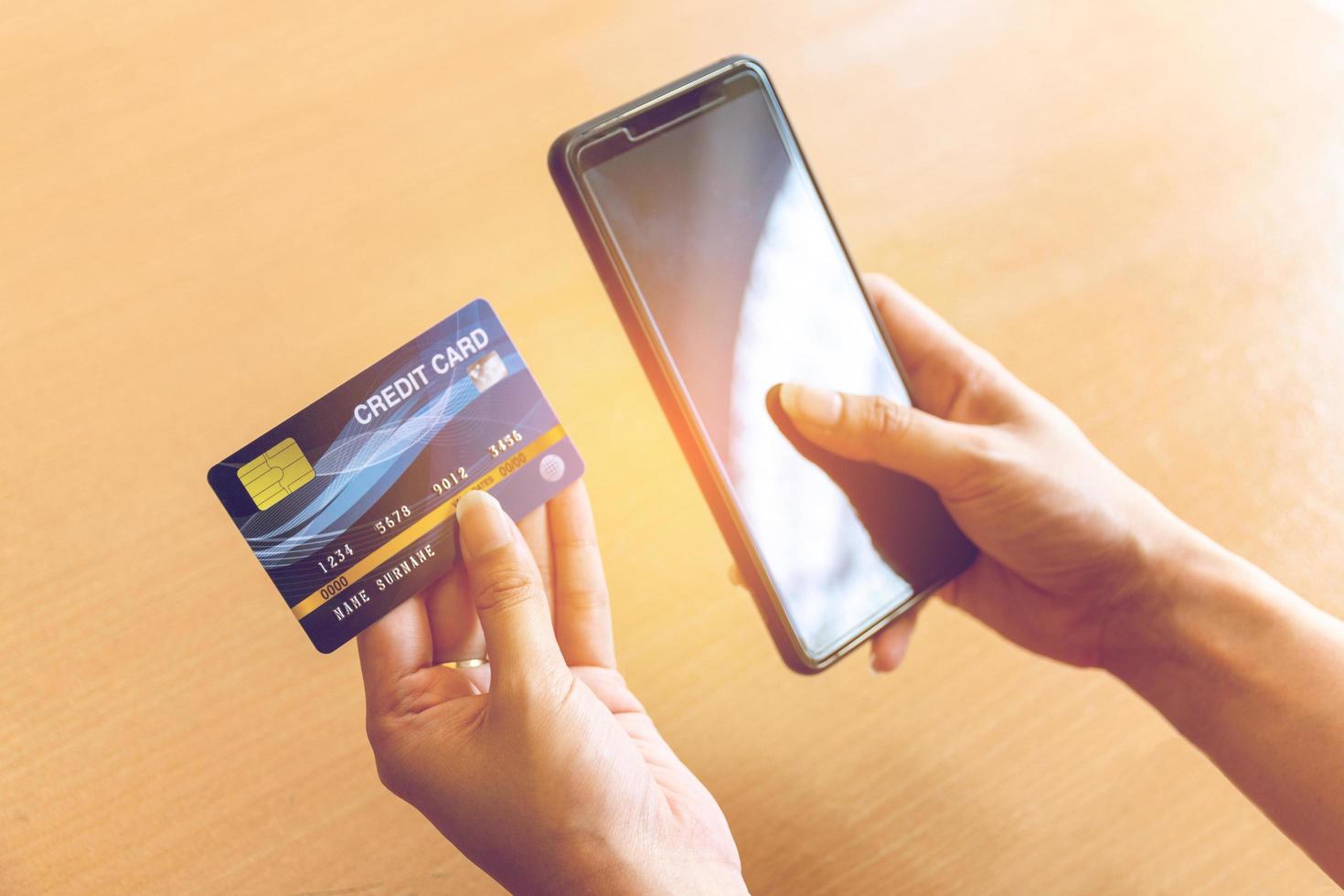 kvinna med kreditkort och smartphone. on-line shopping på internet med en smartphone foto