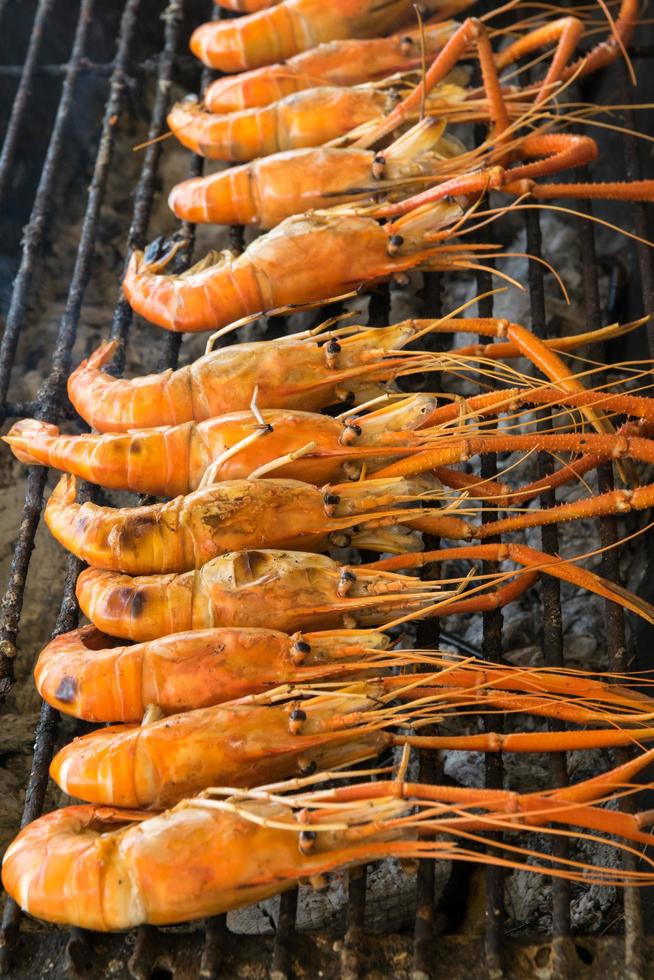 grillade räkor på grillen foto