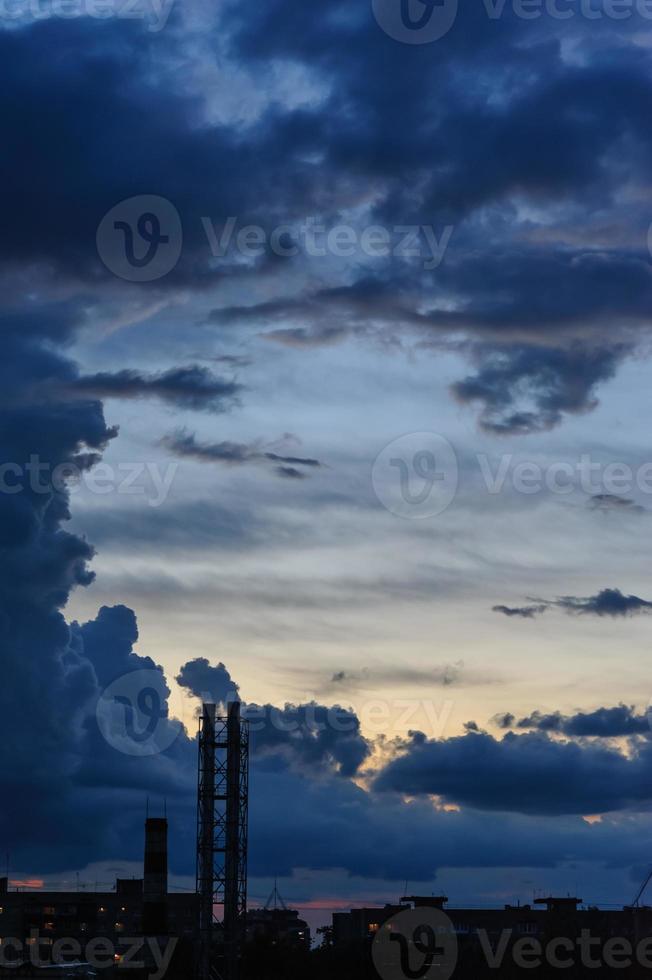 mörkblå stormmoln över staden under regnperioden foto