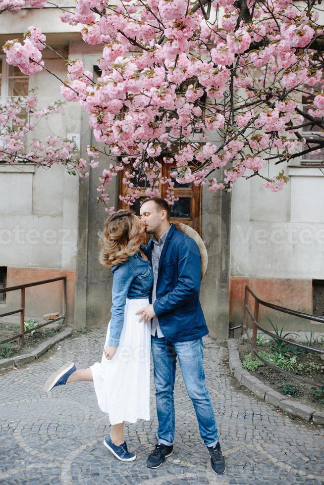 förälskat par i en blommande äppelodling liggande på filten foto