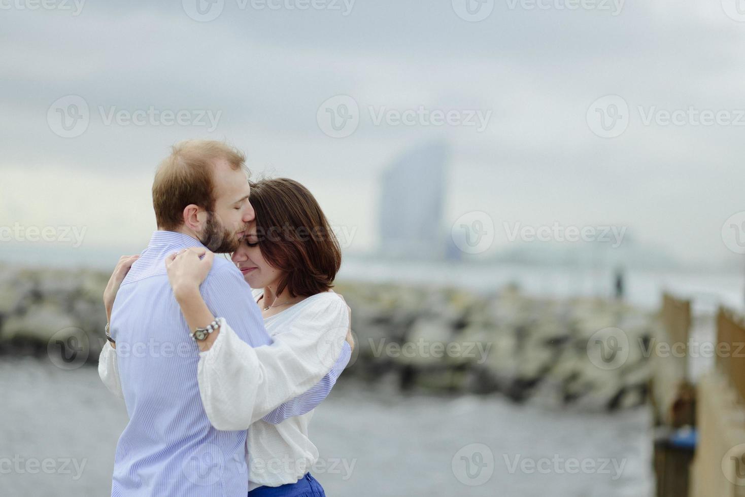 ett älskande par, man och kvinna som njuter av sommarlovet på en tropisk paradisstrand med klart havsvatten och natursköna foto