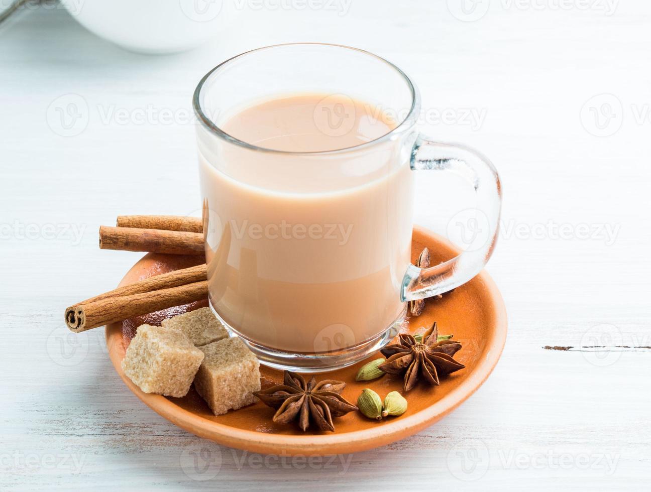 masala indisk drink i festivalen av holi. te med mjölk och kryddor i en glasmugg. foto