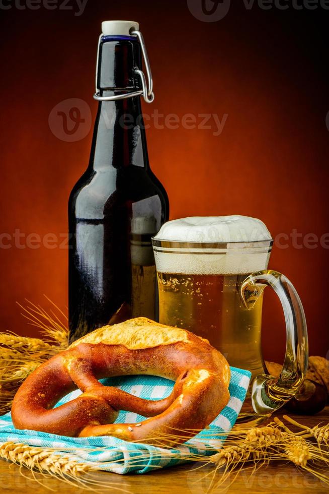 bretzel och öl foto