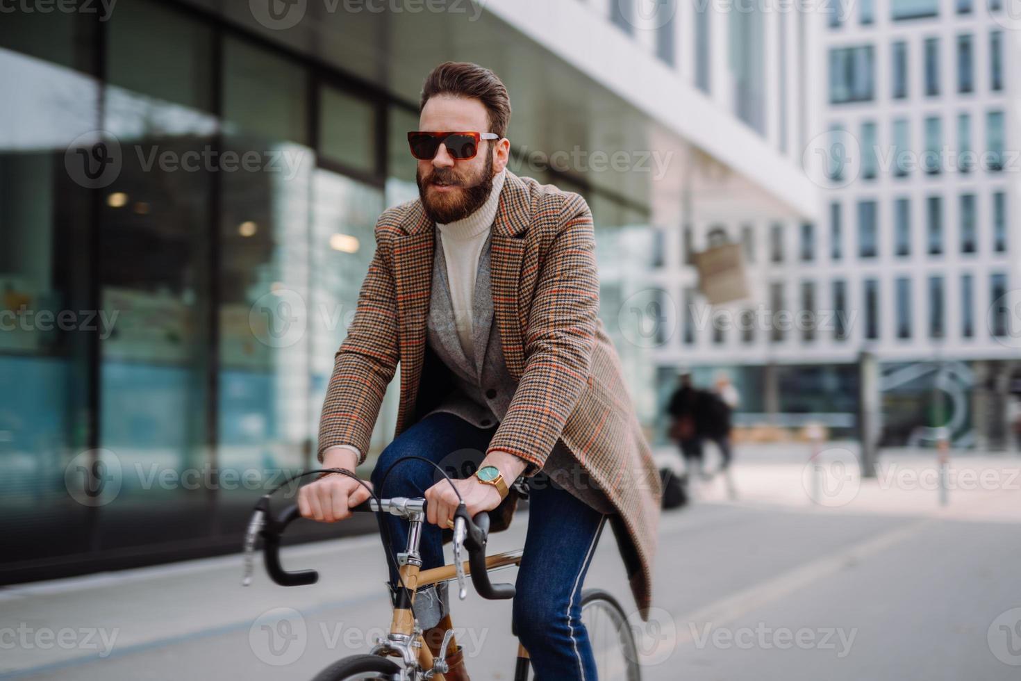 affärsman kommer att arbeta på cykel. miljövänlig transport foto