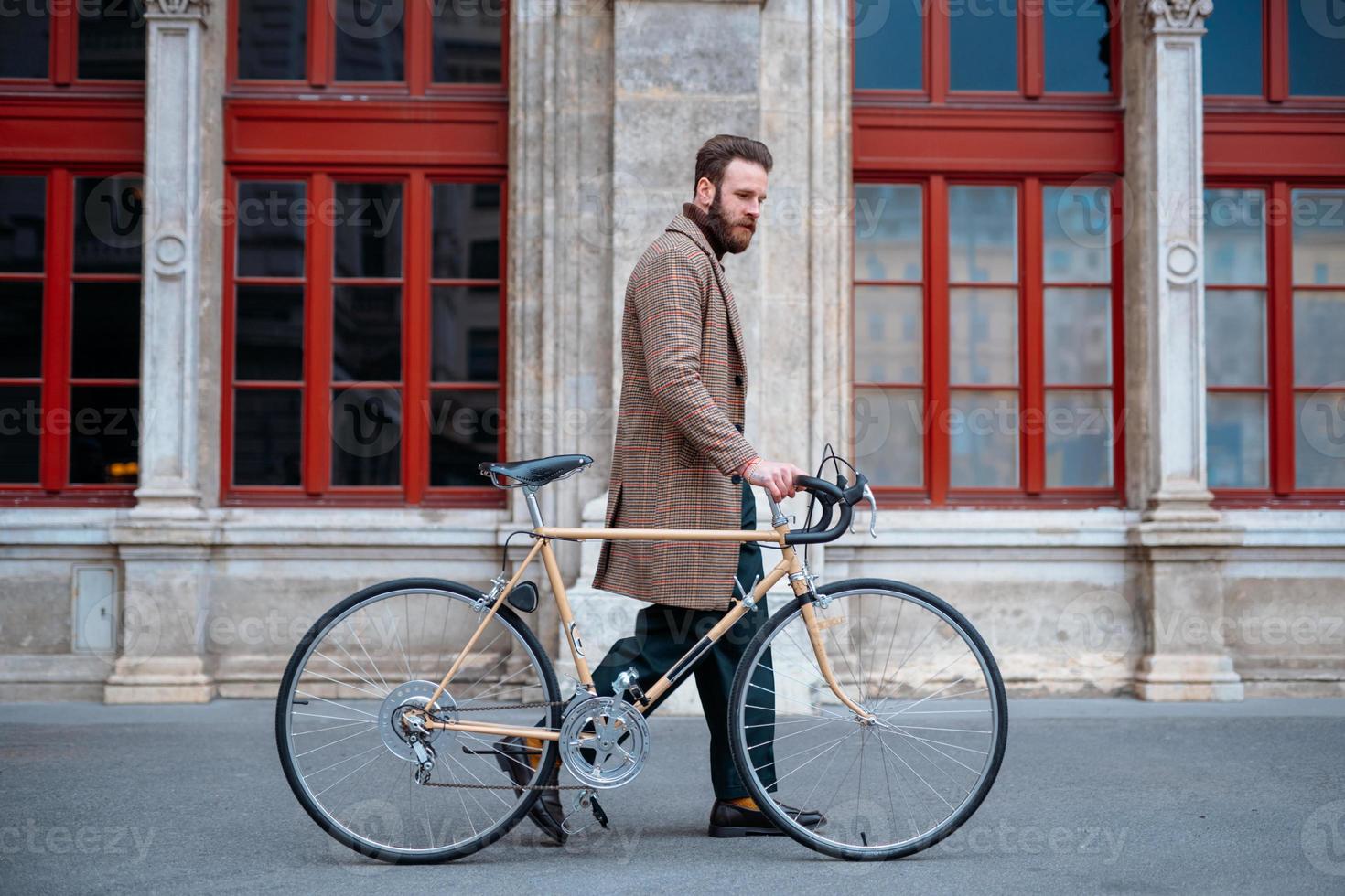 affärsman kommer att arbeta på cykel. miljövänlig transport i staden foto