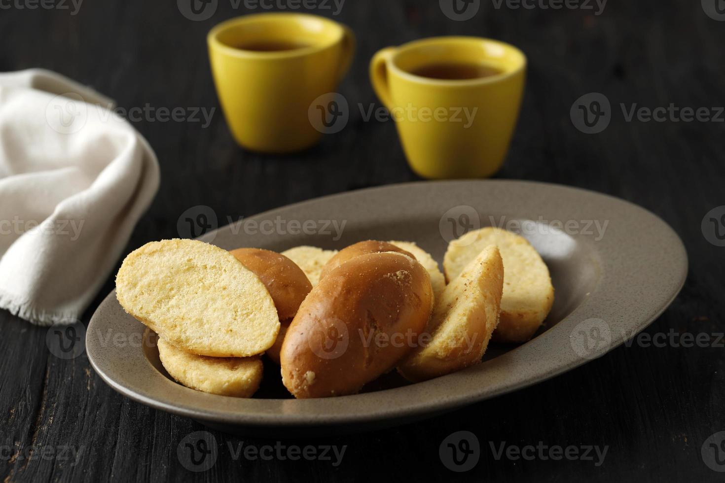 bagelenbrödstårta, knaperstekt bröd med smörpålägg och vitt sockerströ. foto