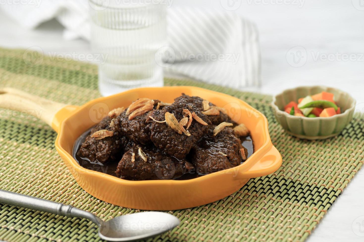 daging hitam palembang eller svart kött malbi, jambi och palembang autentisk recept mat. oxgryta med söt sojasås foto