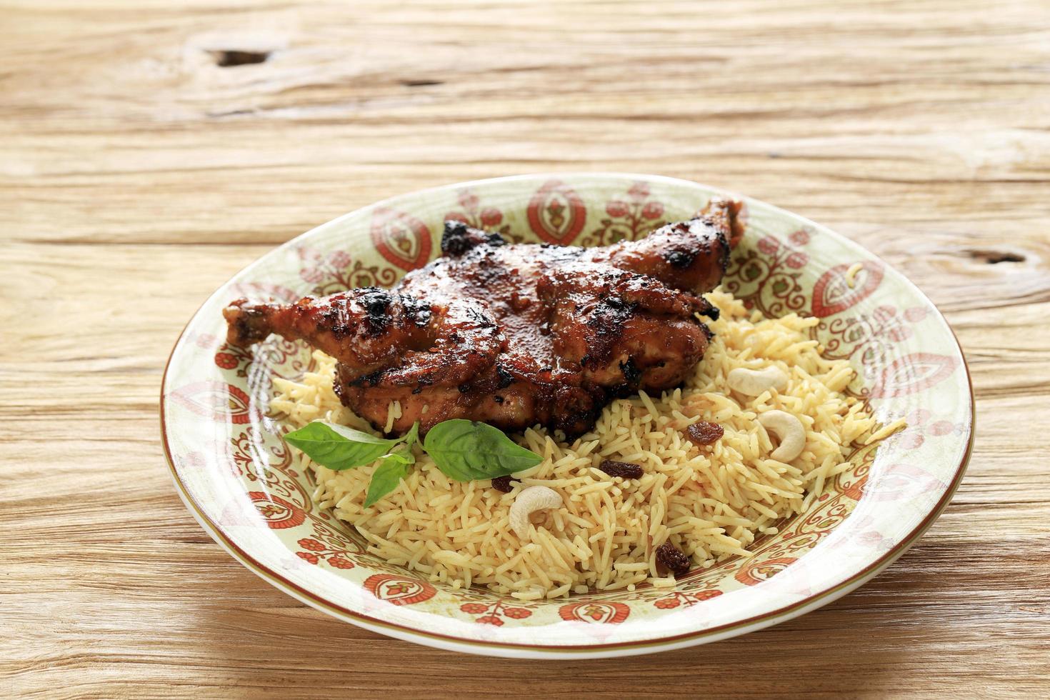 kyckling kabsa, hemlagat arabiskt ris foto