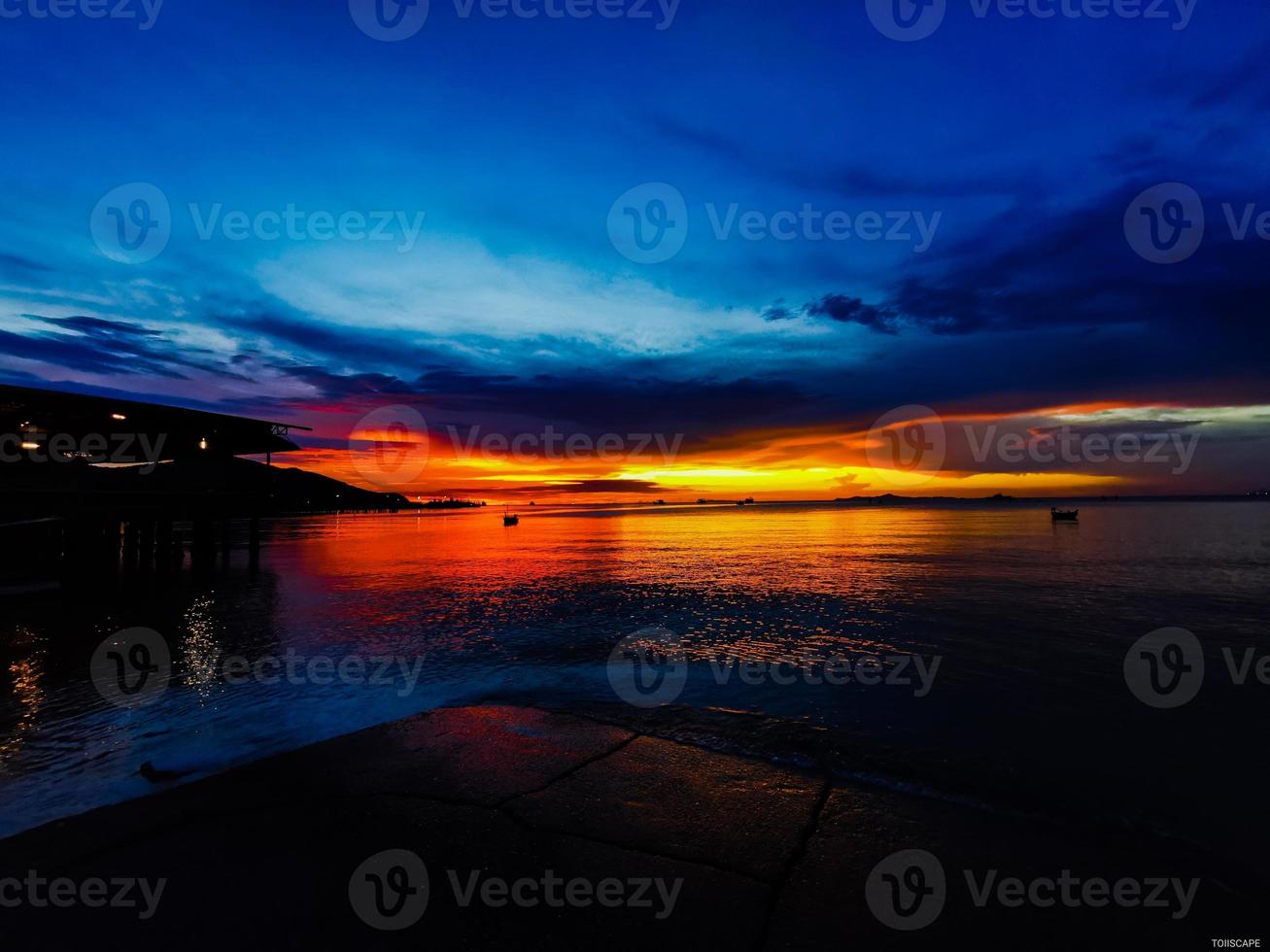 tropisk solnedgång på stranden foto