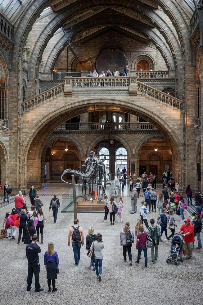 london, Storbritannien, 2015. människor som utforskar det nationella historiska museet foto