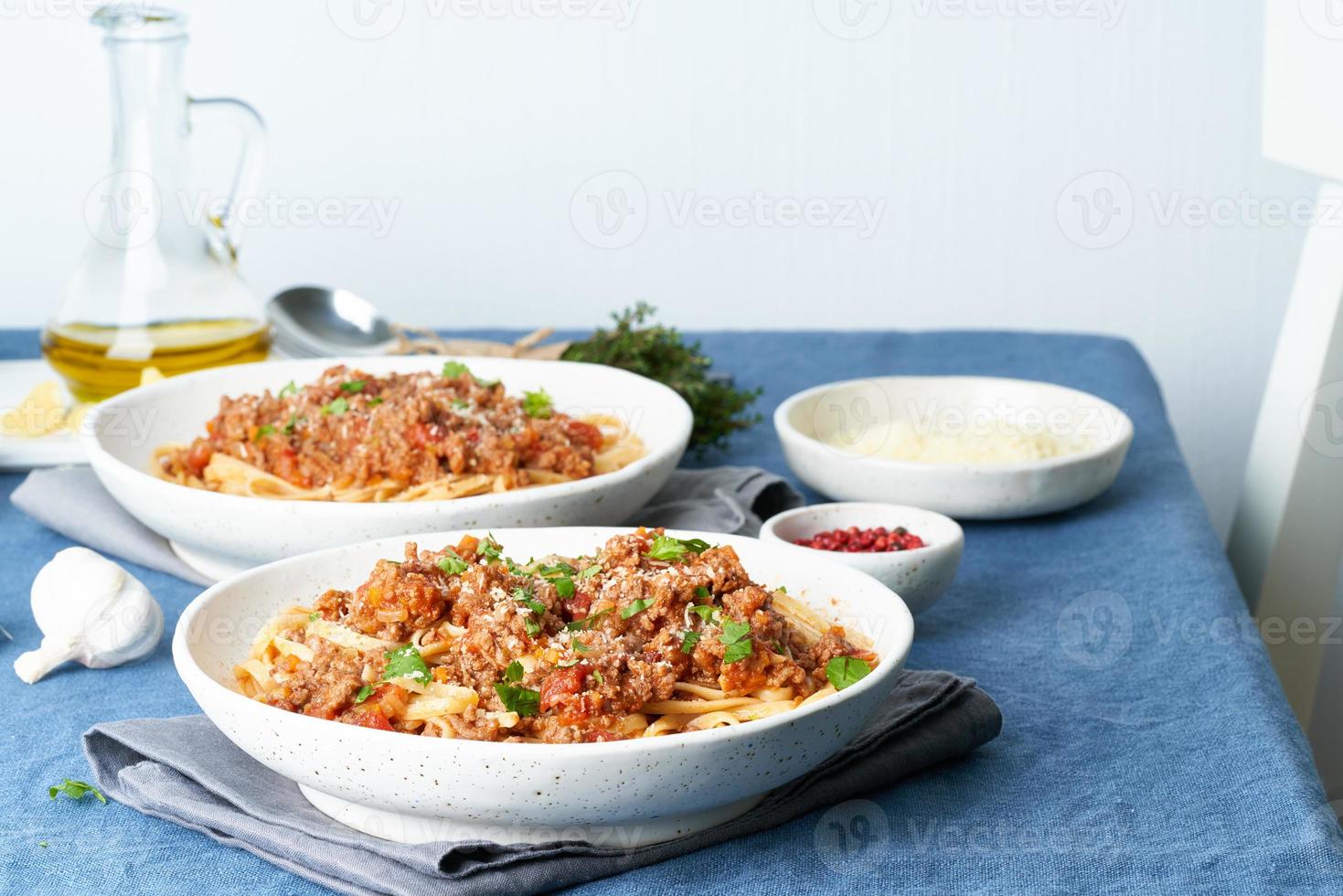 pasta bolognese linguine med köttfärs och tomater. italiensk middag för två foto
