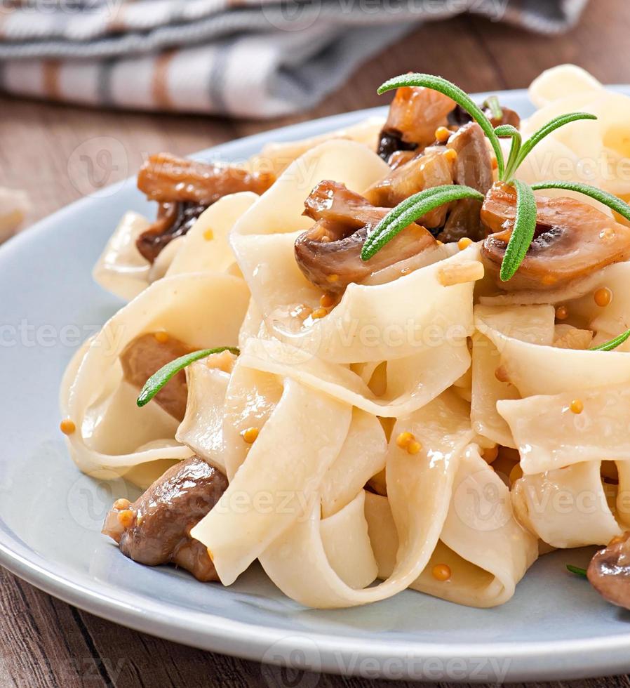 vegetarisk rätt med tagliatelle och svamp foto