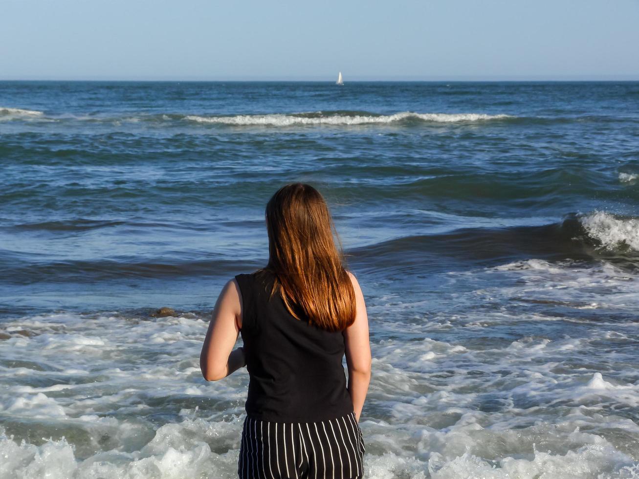 Buenos Aires, Argentina. 2020. flicka tittar horisonten över havet foto