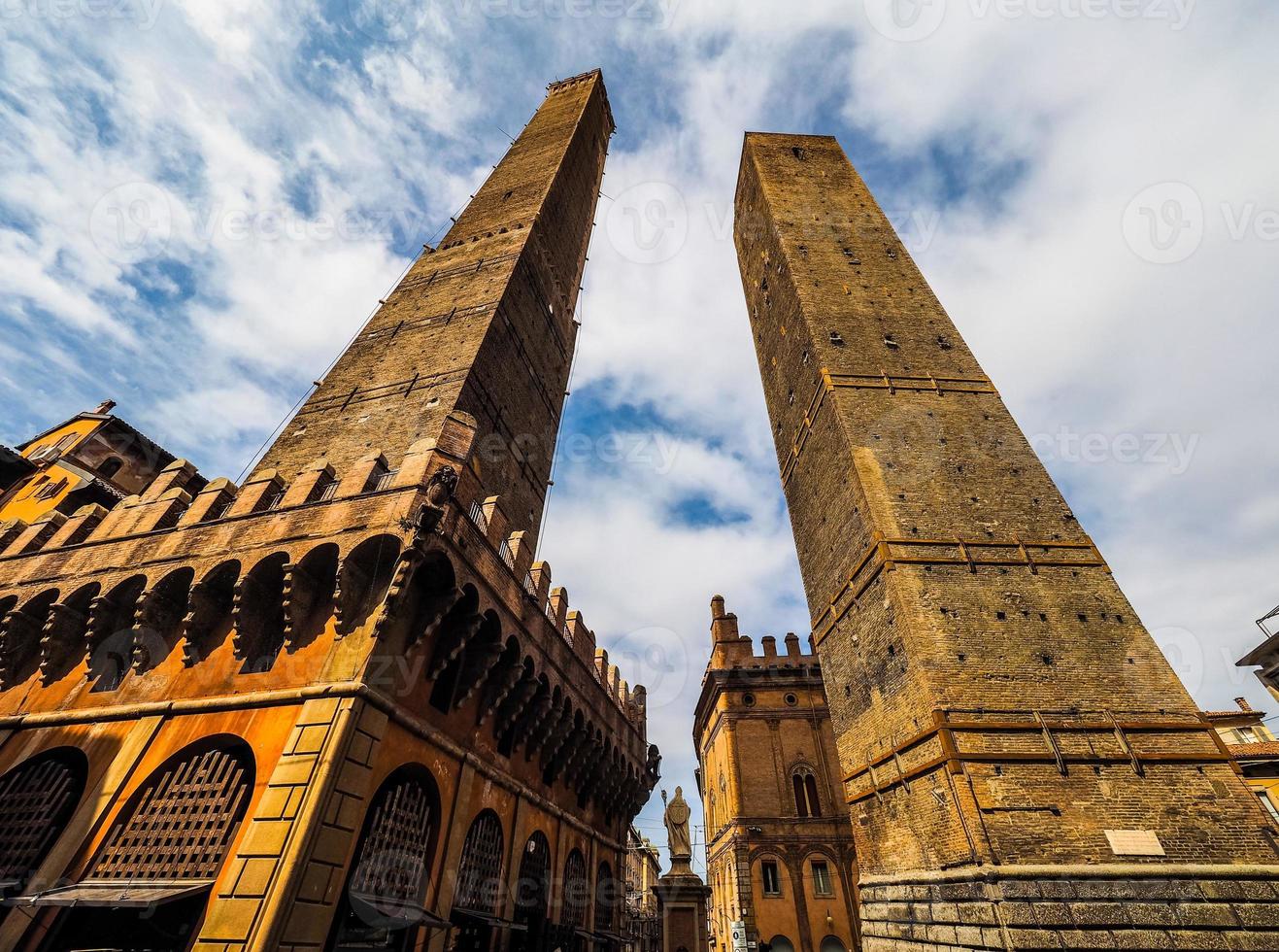 hdr due torri två torn i Bologna foto