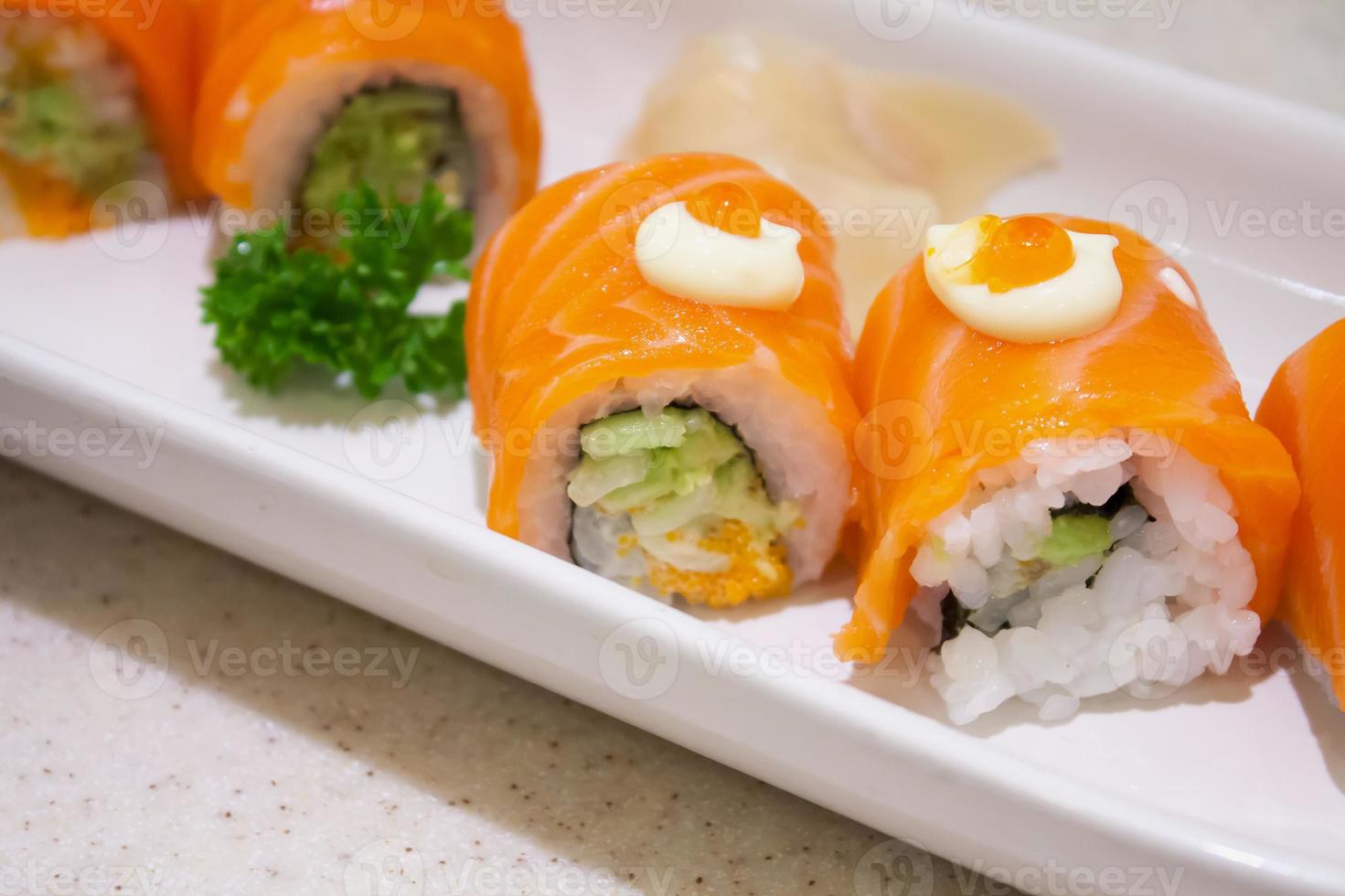 sushi med lax på vit platta foto