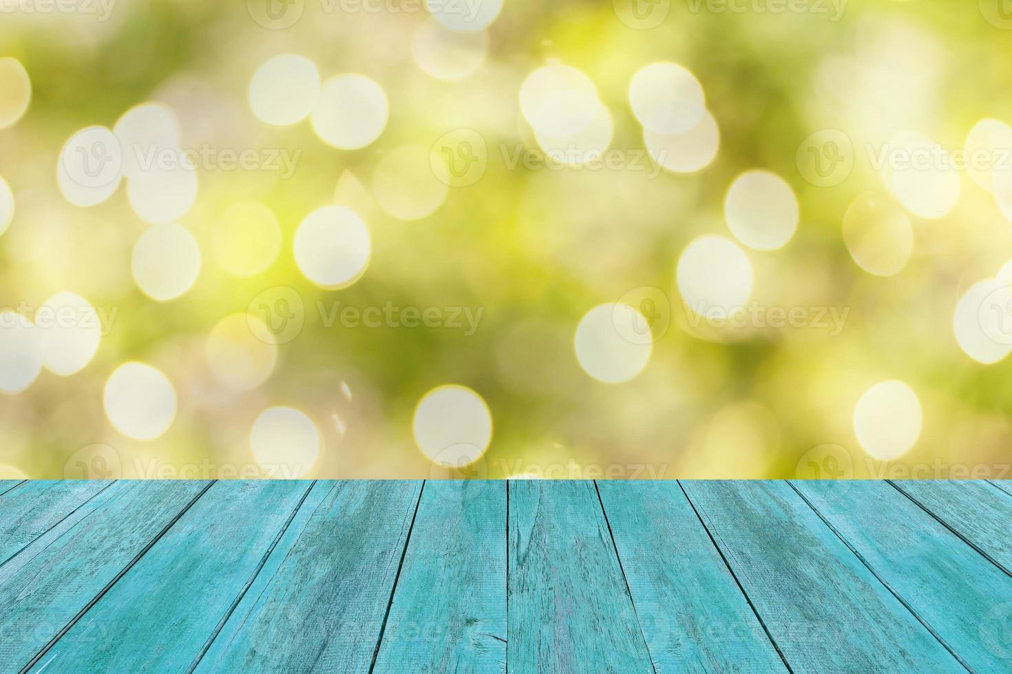 trägolv med abstrakt grön naturbakgrund foto