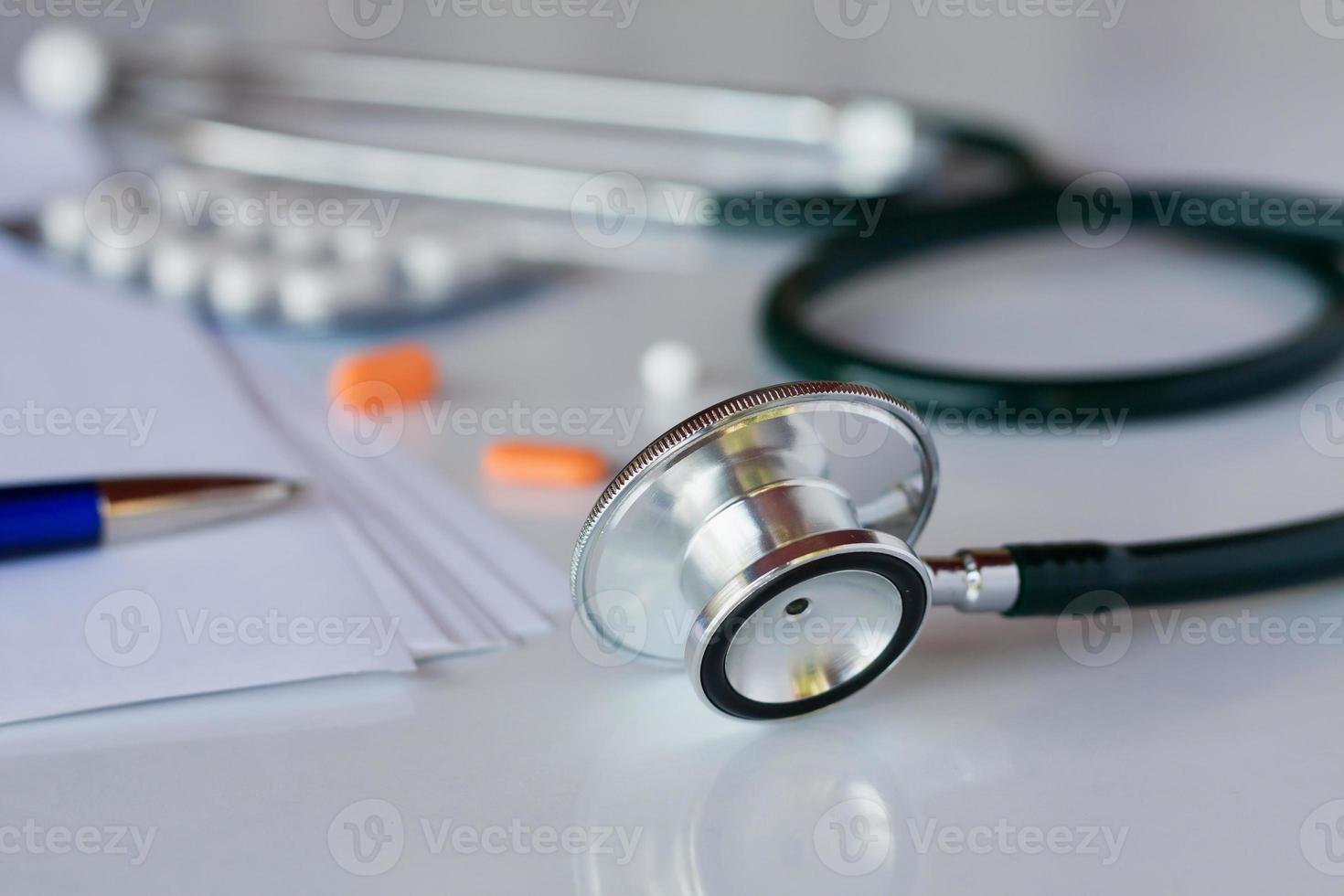 stetoskop på vit bakgrund foto