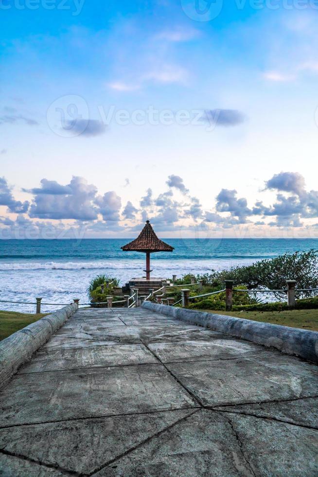 landskapsvy av batu hiu beach turistområde, pangandaran - indonesien foto