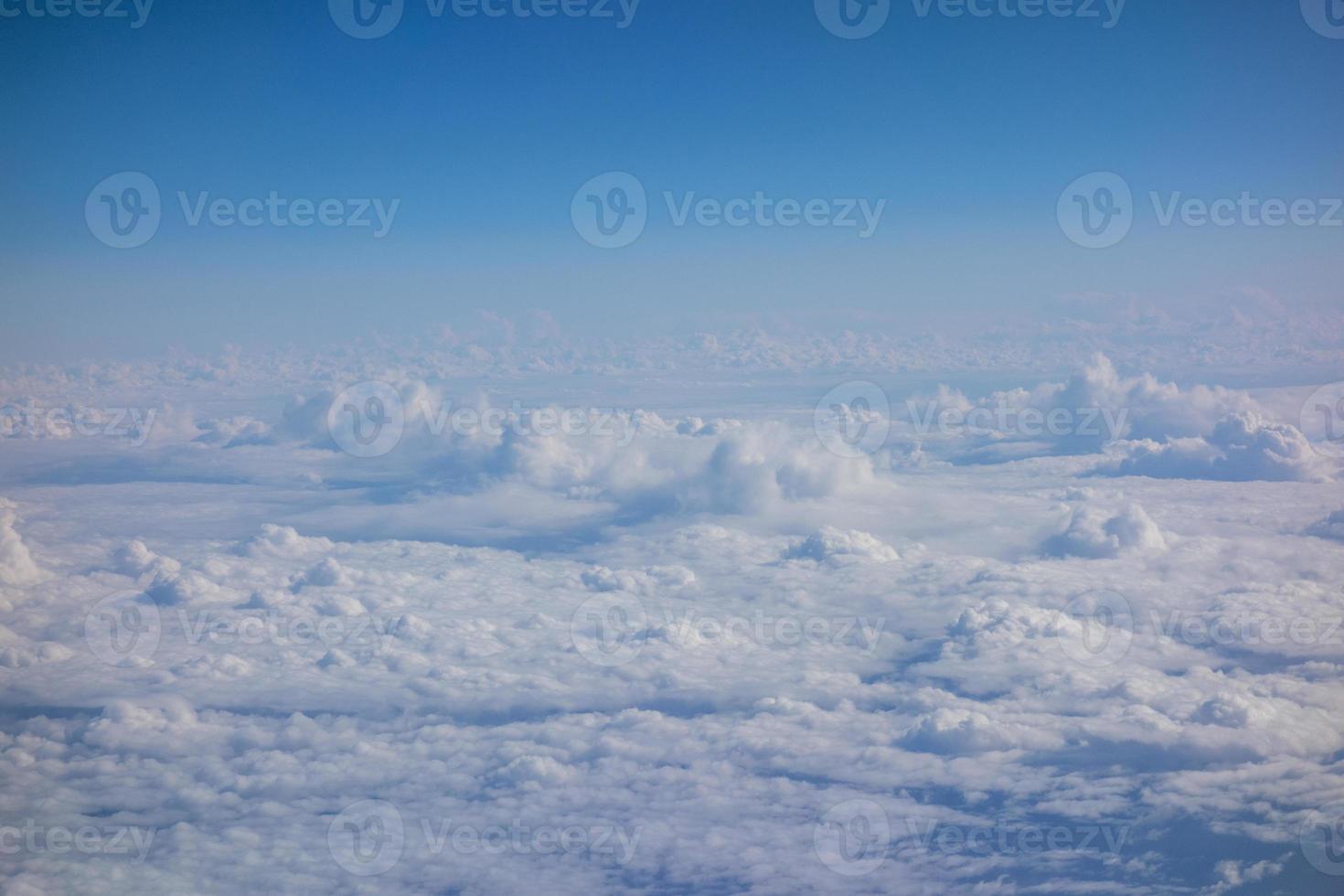 vita fluffiga moln i en klarblå himmel foto