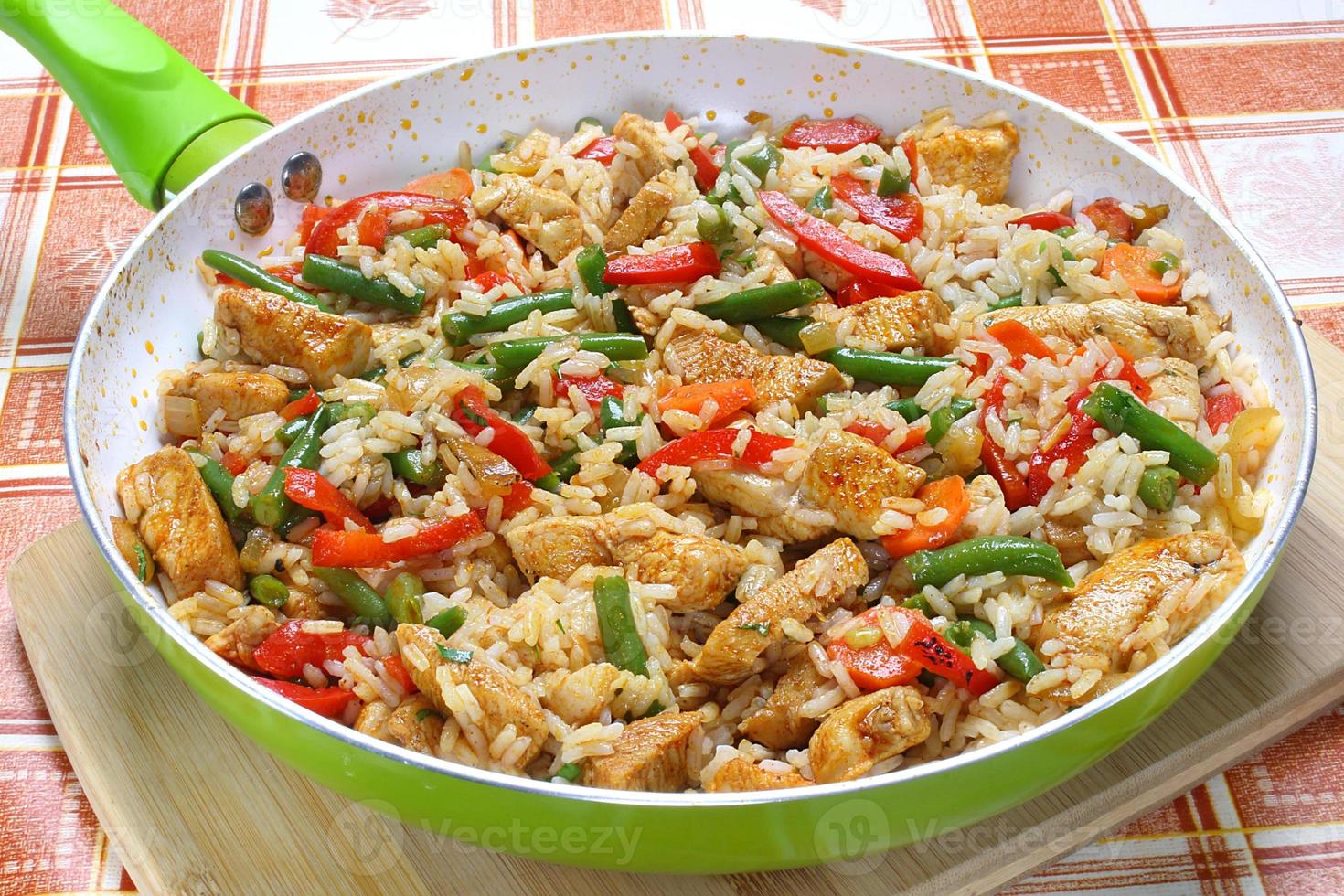 stekt kyckling med ris och grönsaker foto