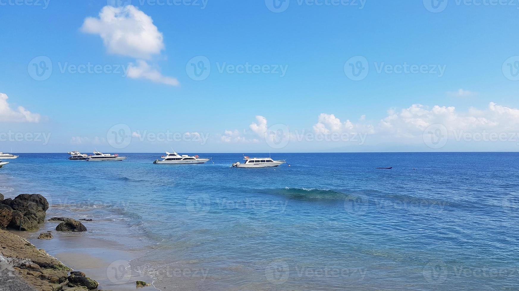 vackra blå havet vackert havslandskap panorama. sammansättning av naturen abstrakt bakgrund foto