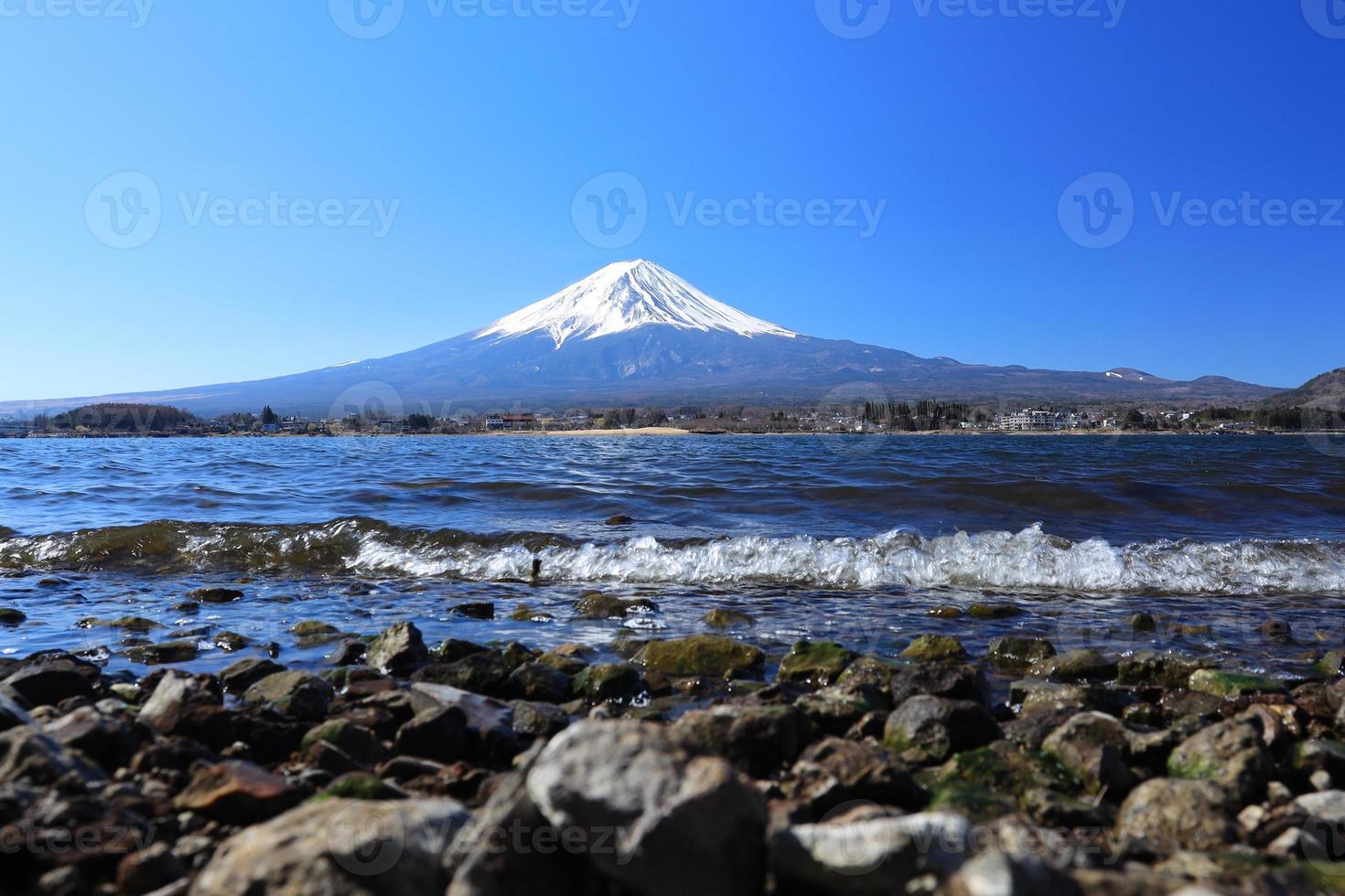 vackert landskap av Fujiberget och kawaguchisjön i april. japan. foto