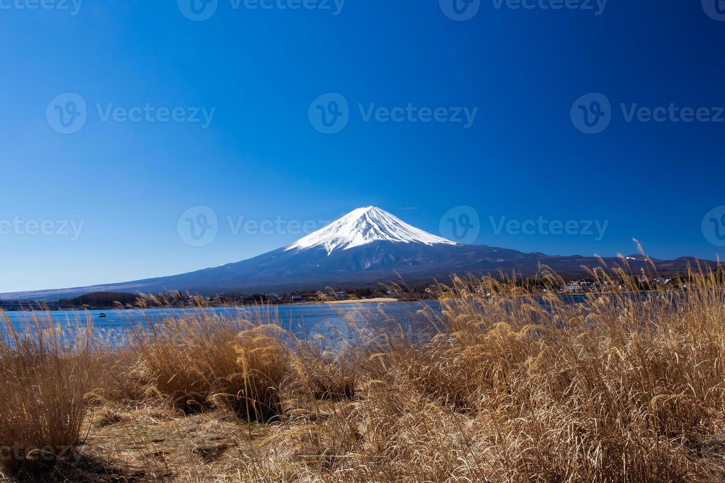 vackert landskap av Fujiberget och kawaguchisjön i april. japan. foto