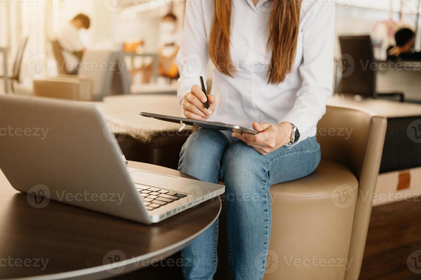 arbetsprocess i moderna kontor. ung kvinna account manager arbetar vid bordet med nya affärsprojekt. skriva tangentbord, med modern bärbar dator. foto