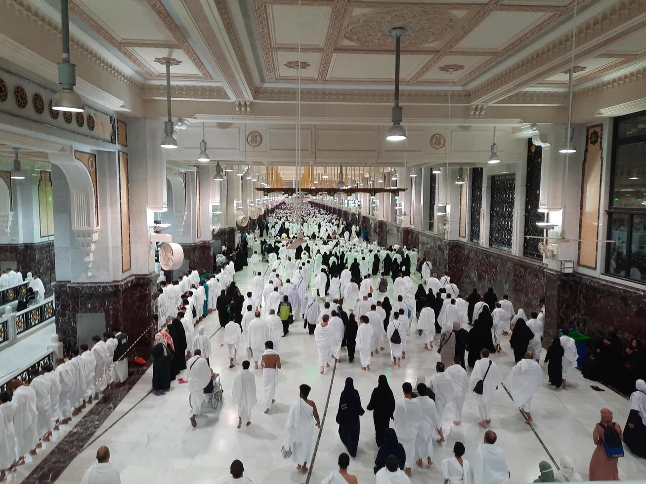 makkah, Saudiarabien, 2021-umrah pilgrimer utför sai foto