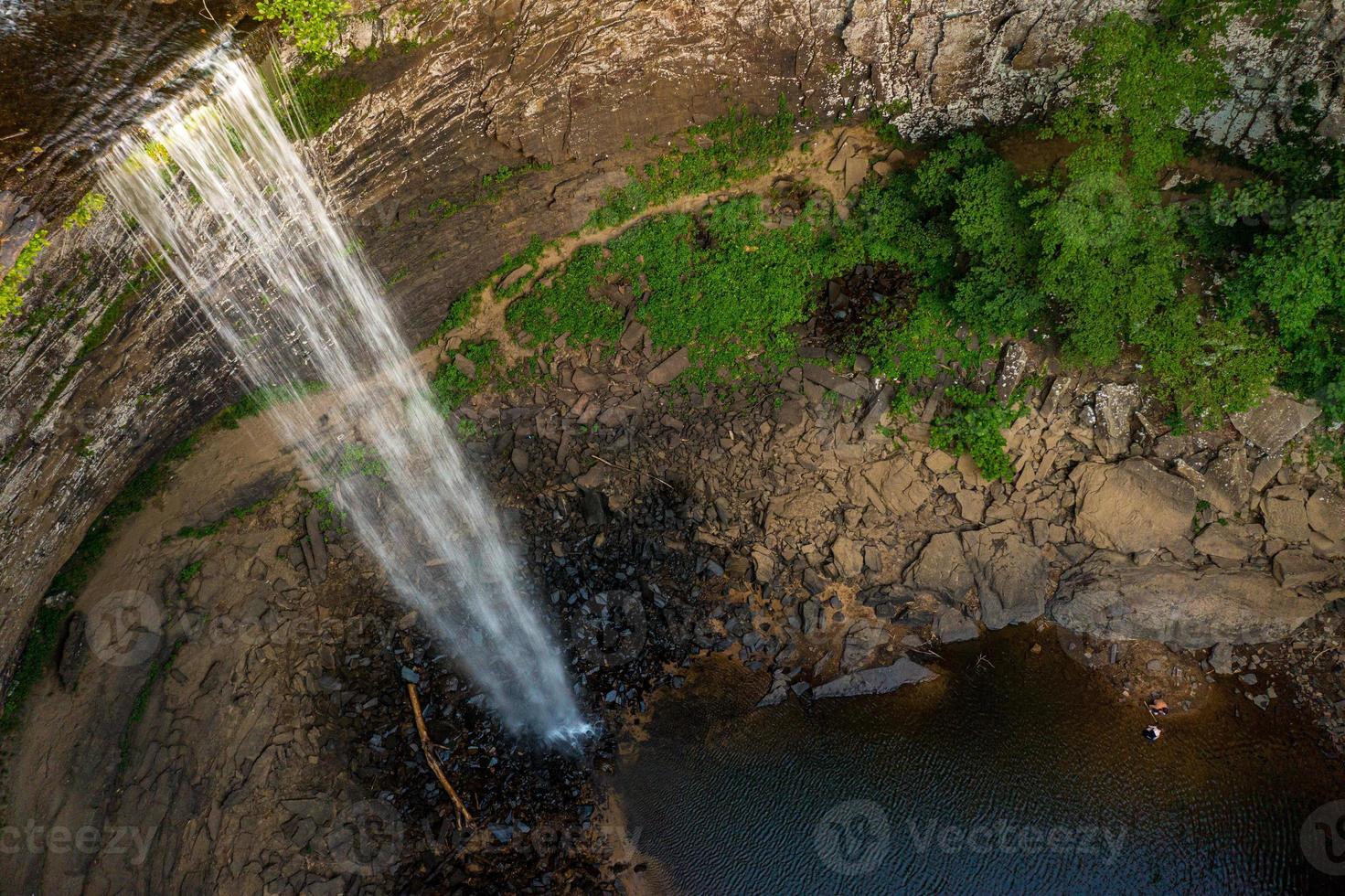 vattenfall vid ozonfall i Tennessee som visar ravinens kant foto