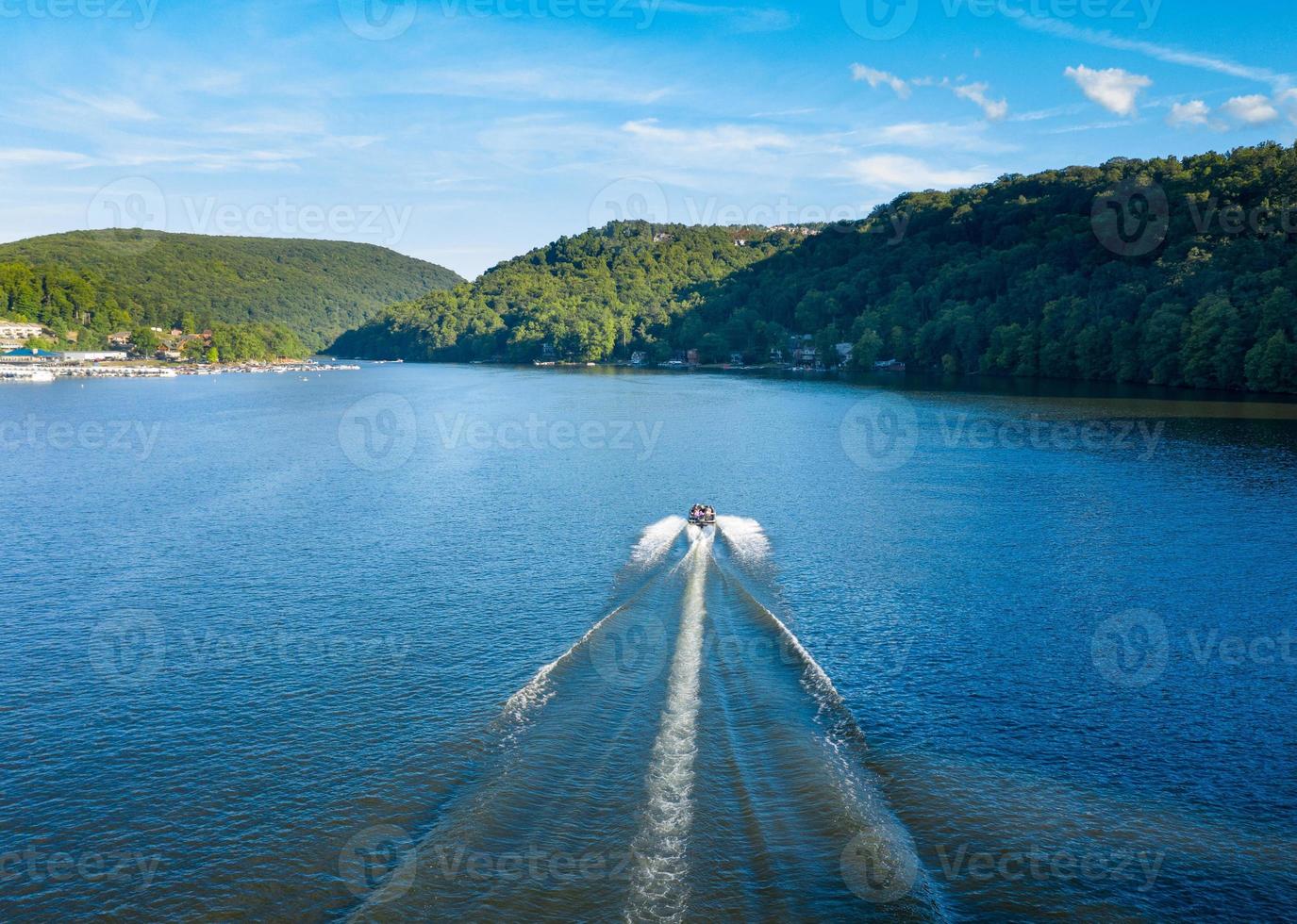 speedboat på cheat lake en sommarkväll med båtar anlagda i marinan foto