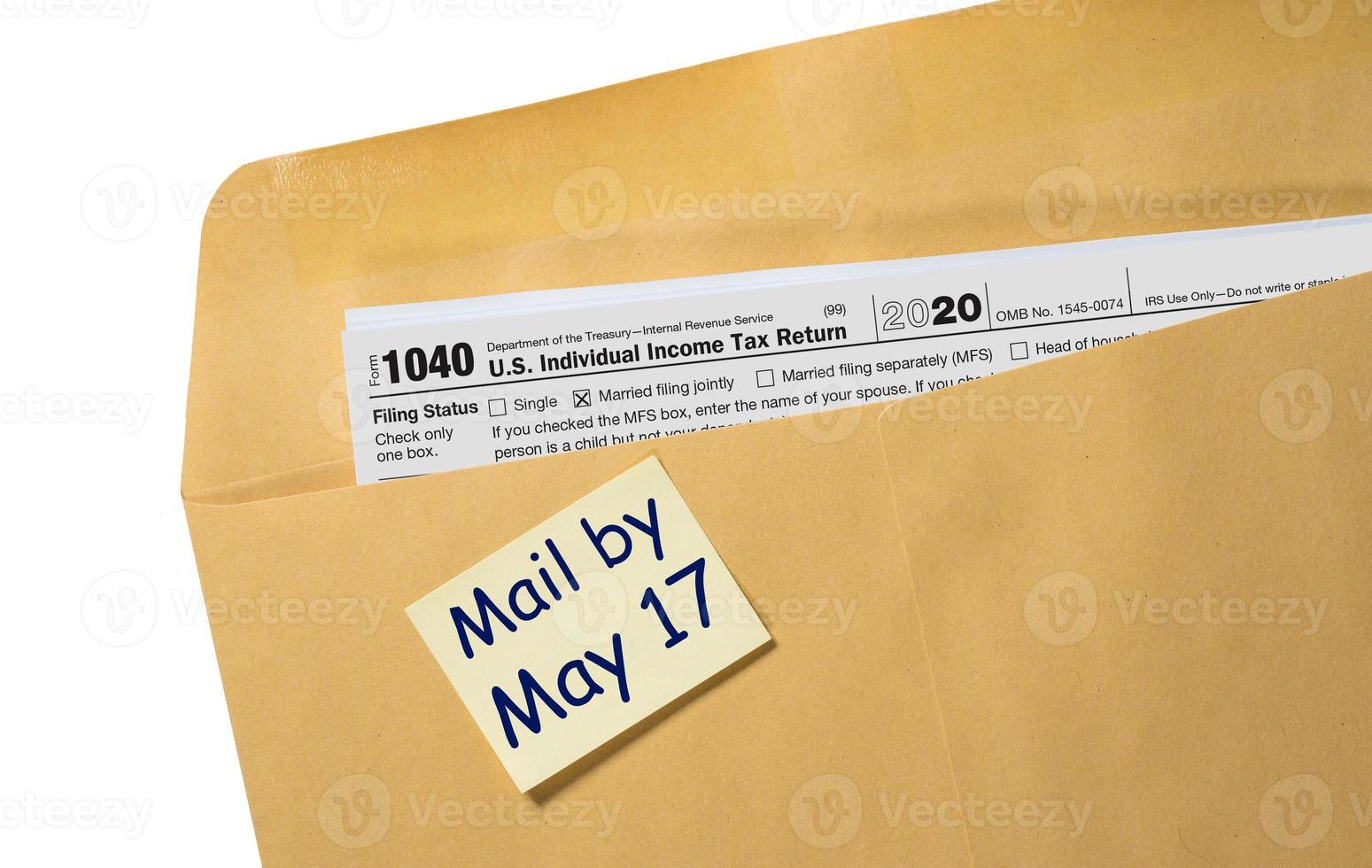 skattedagspåminnelse den 17 maj på kuvert för att lämna in deklarationer för 2020 foto