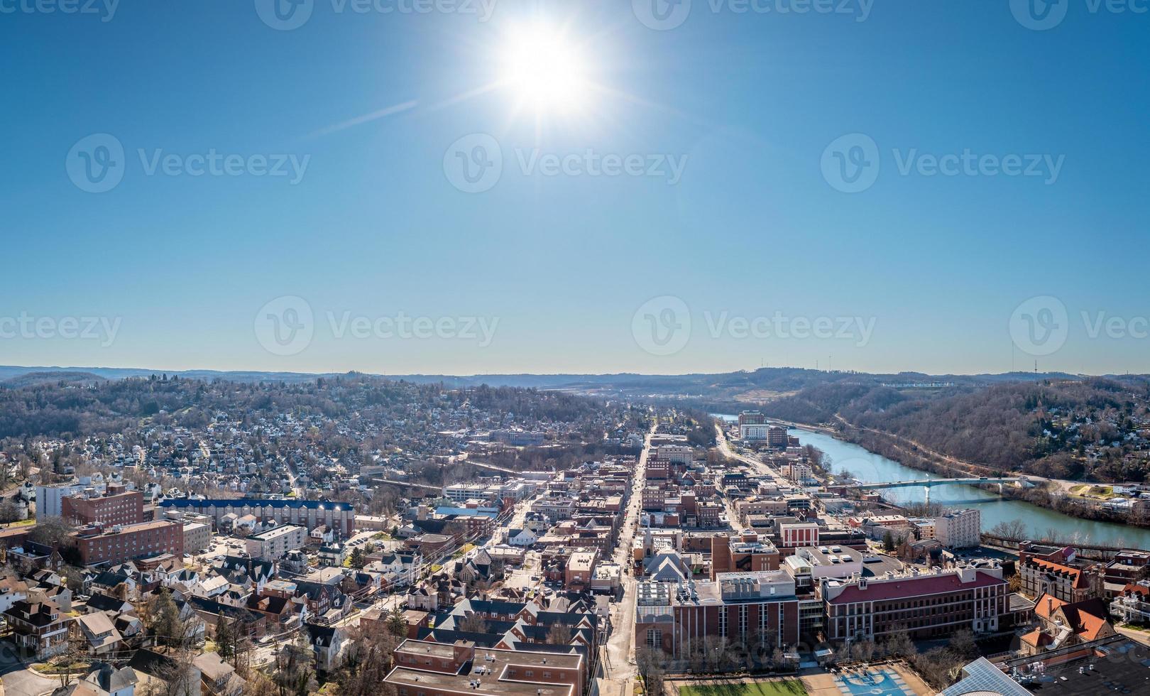 flygdrönarevy över centrum och universitetet i morgantown, västra Virginia foto