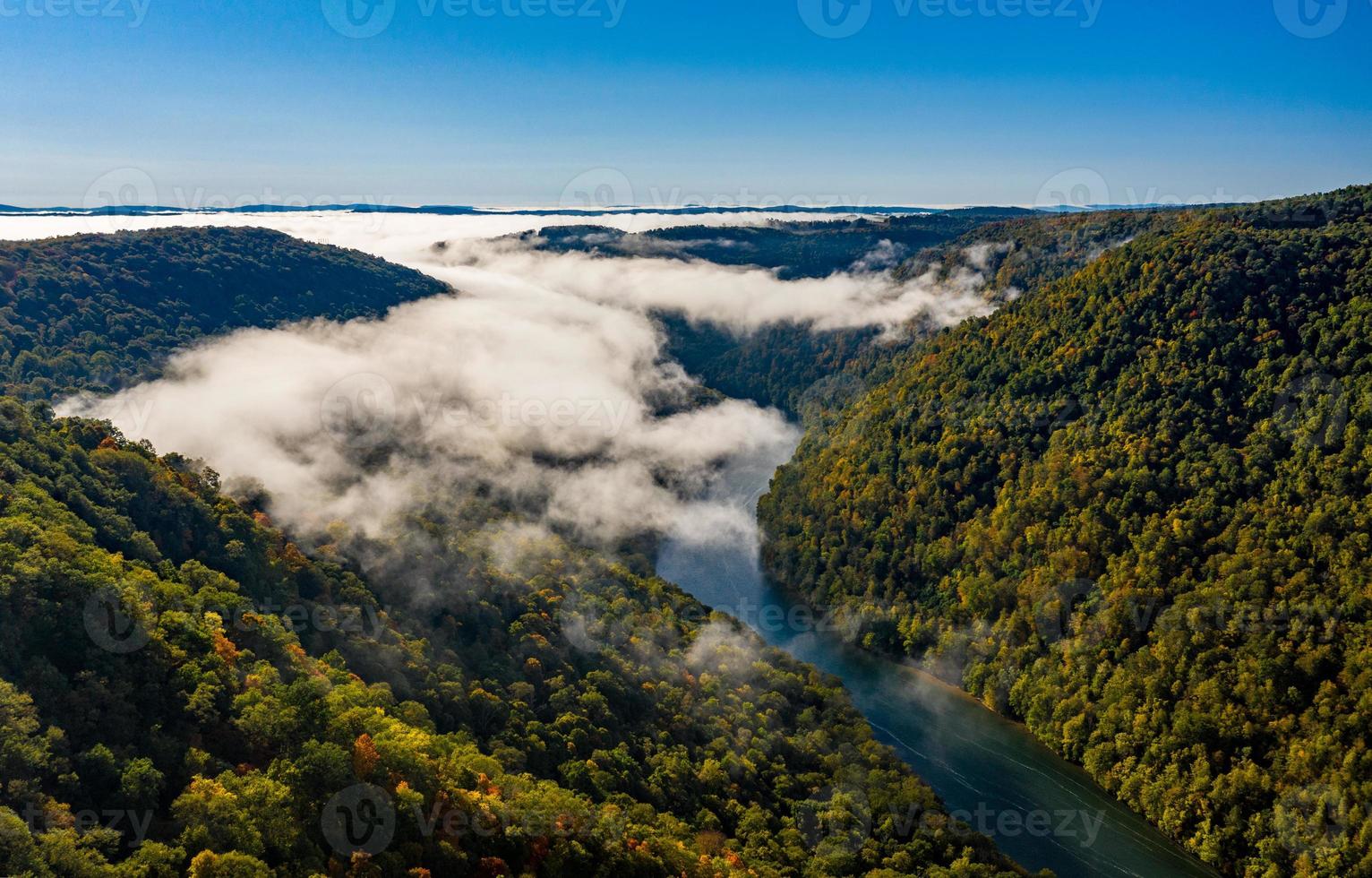 Smala klyftan av cheat river uppströms Coopers Rock State Park i West Virginia med höstfärger foto