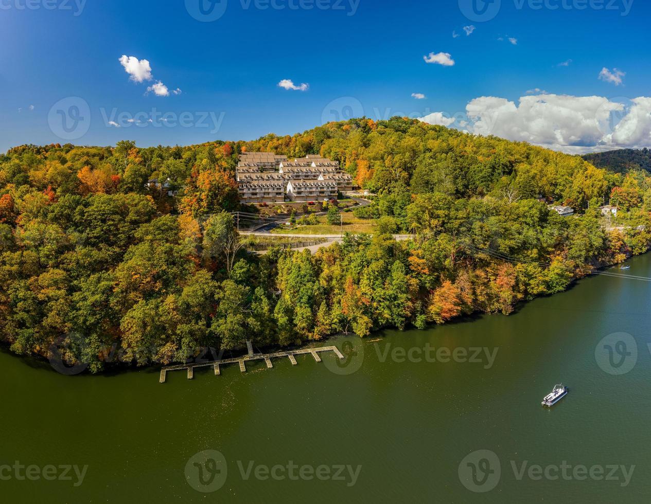 fallsfärger omger radhusutveckling vid cheat lake i morgantown, wv foto