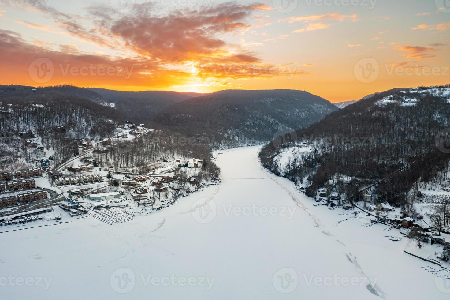 flygsoluppgång över frusen cheat lake morgantown, wv foto