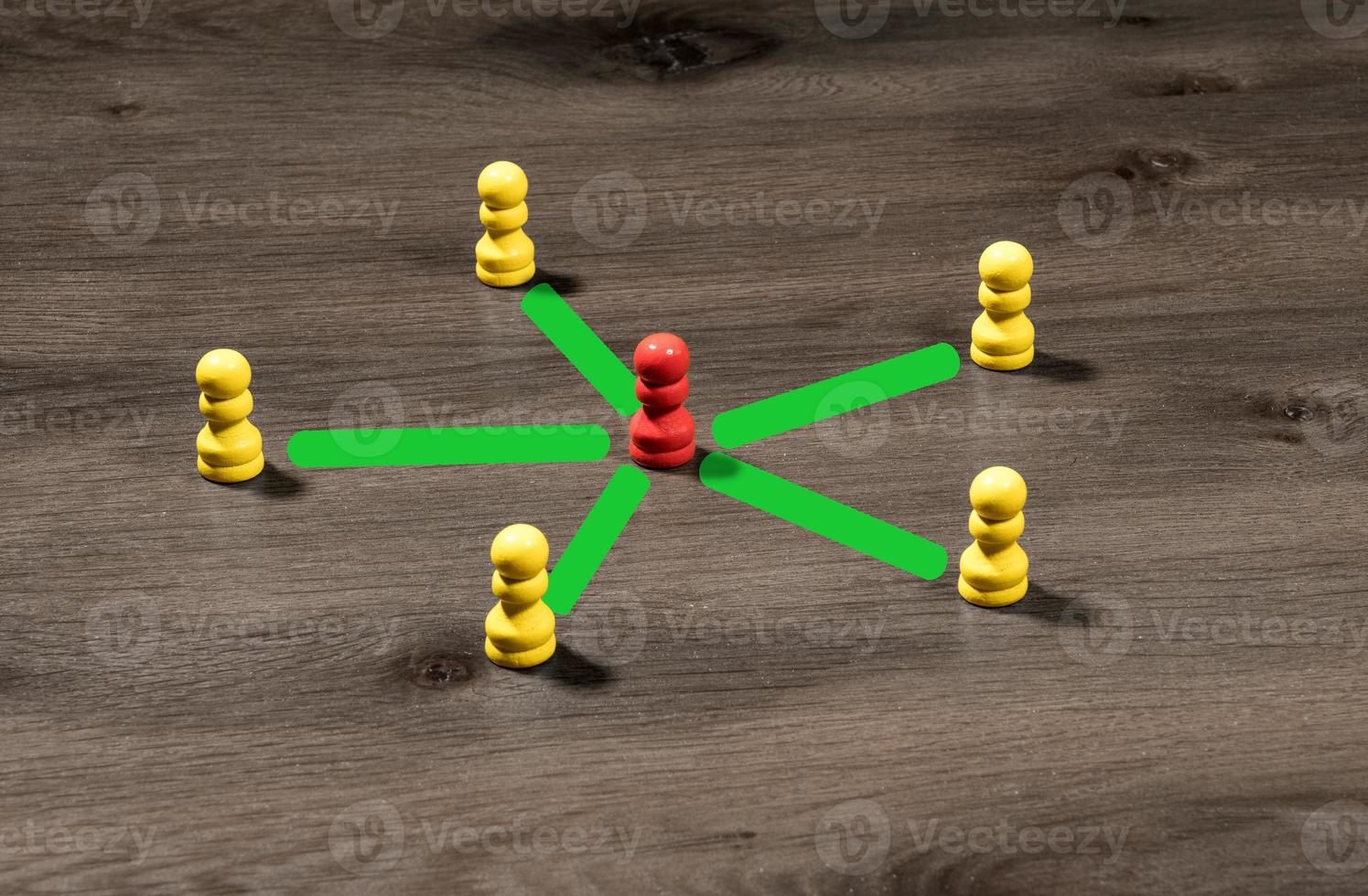 gula träpinnar som omger den röda för att illustrera ledarskap eller kommunikation i sociala medier foto