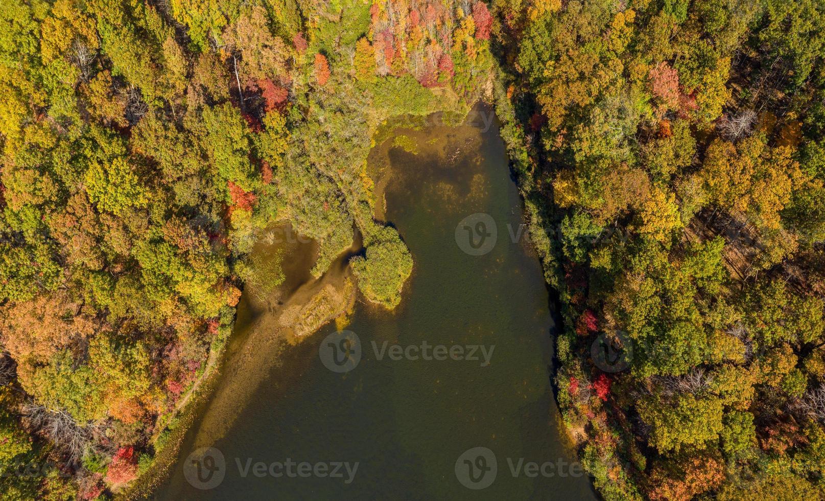 Uppifrån och ner flygfoto över Coopers Rock Lake i State Park med höst- och höstfärger foto